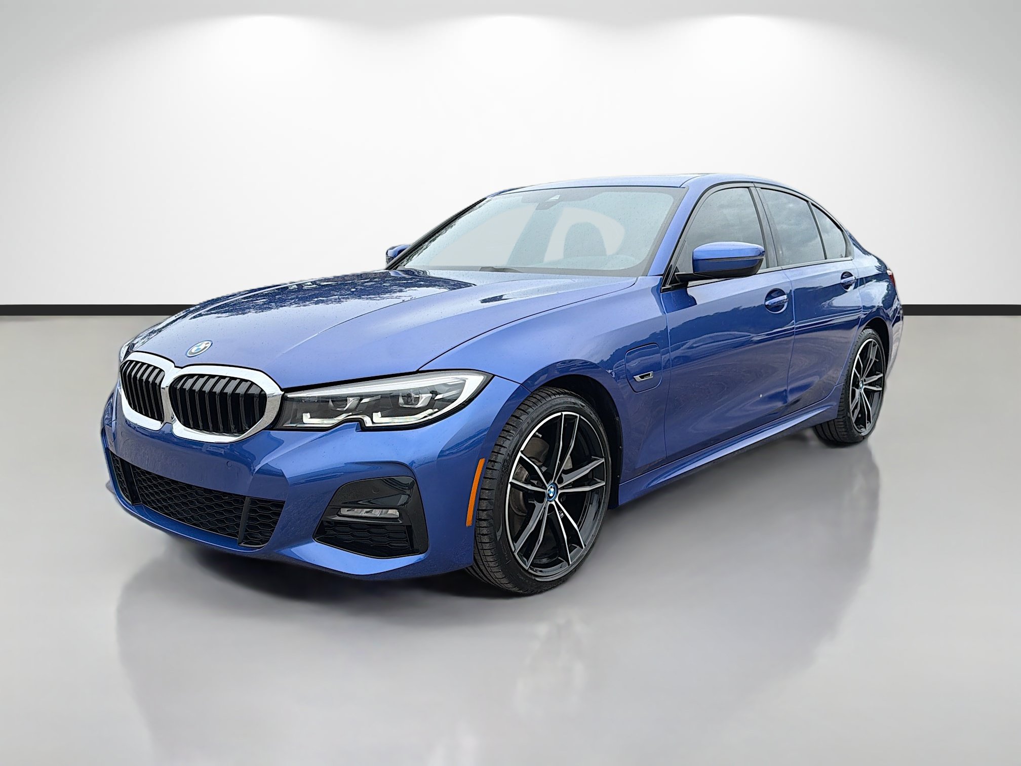 Used 2022 BMW 330e w/ M Sport Package RWD image 7