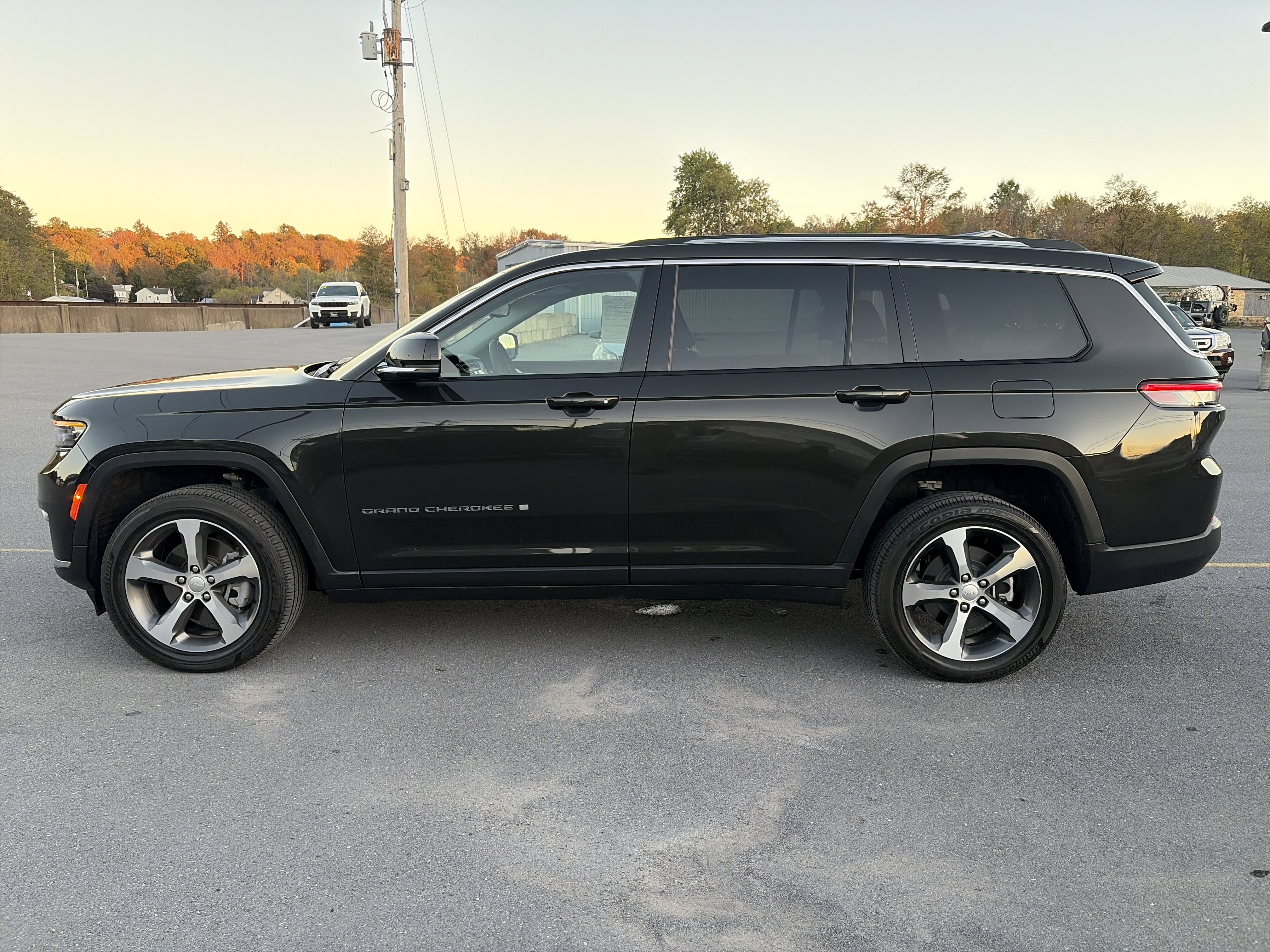 Used 2023 Jeep Grand Cherokee L Limited image 7