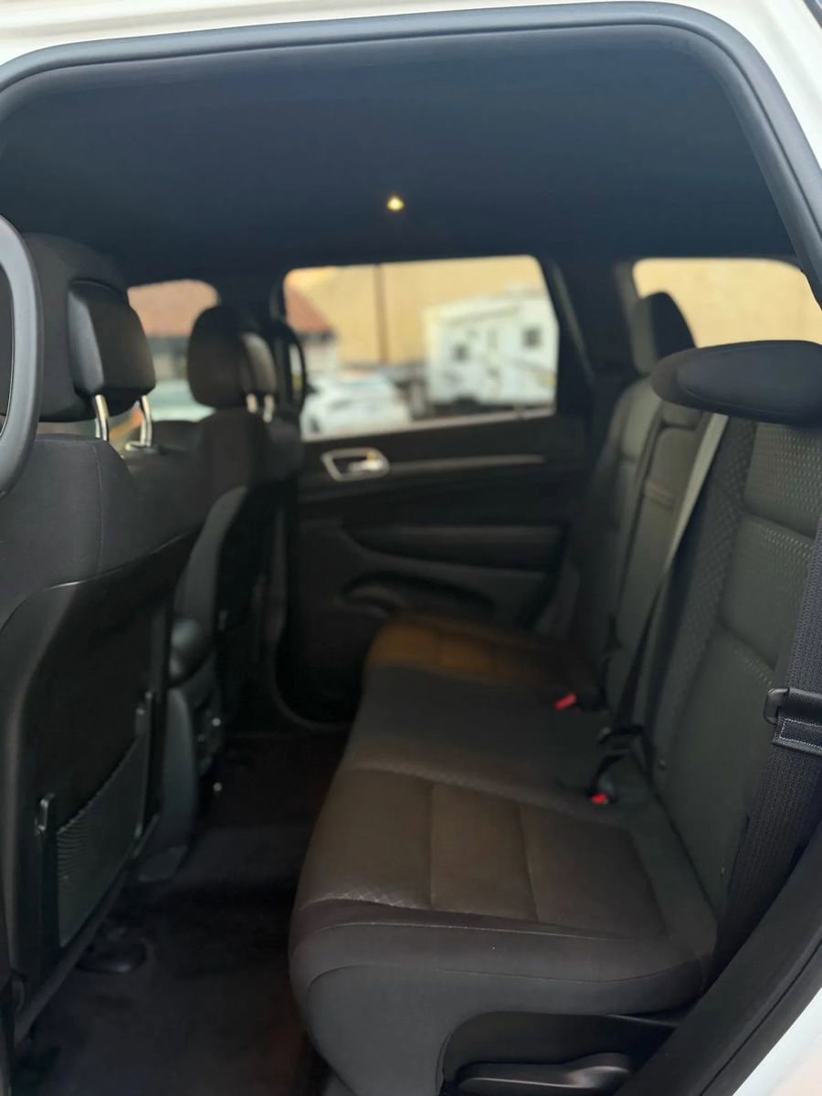 Used 2018 Jeep Grand Cherokee Laredo RWD image 13