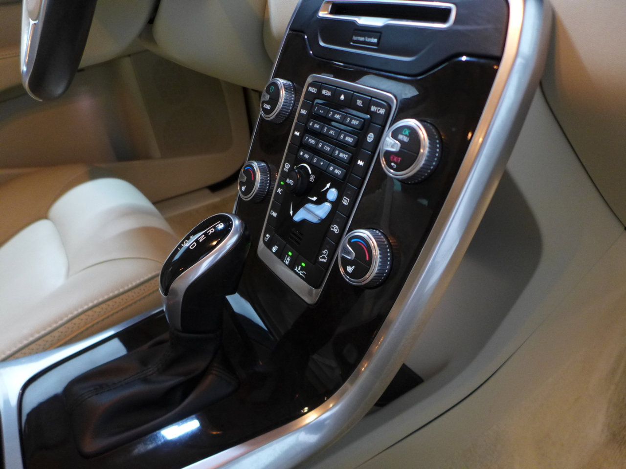 Used 2016 Volvo XC70 T5 Platinum w/ Protection Package image 34