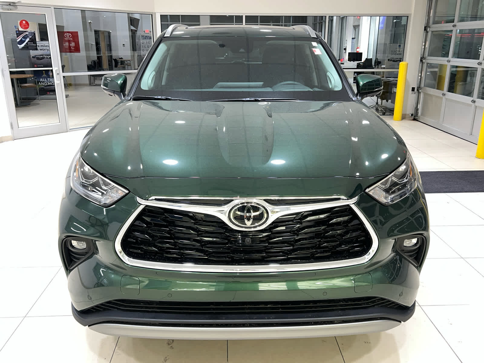 New 2025 Toyota Highlander Platinum image 3