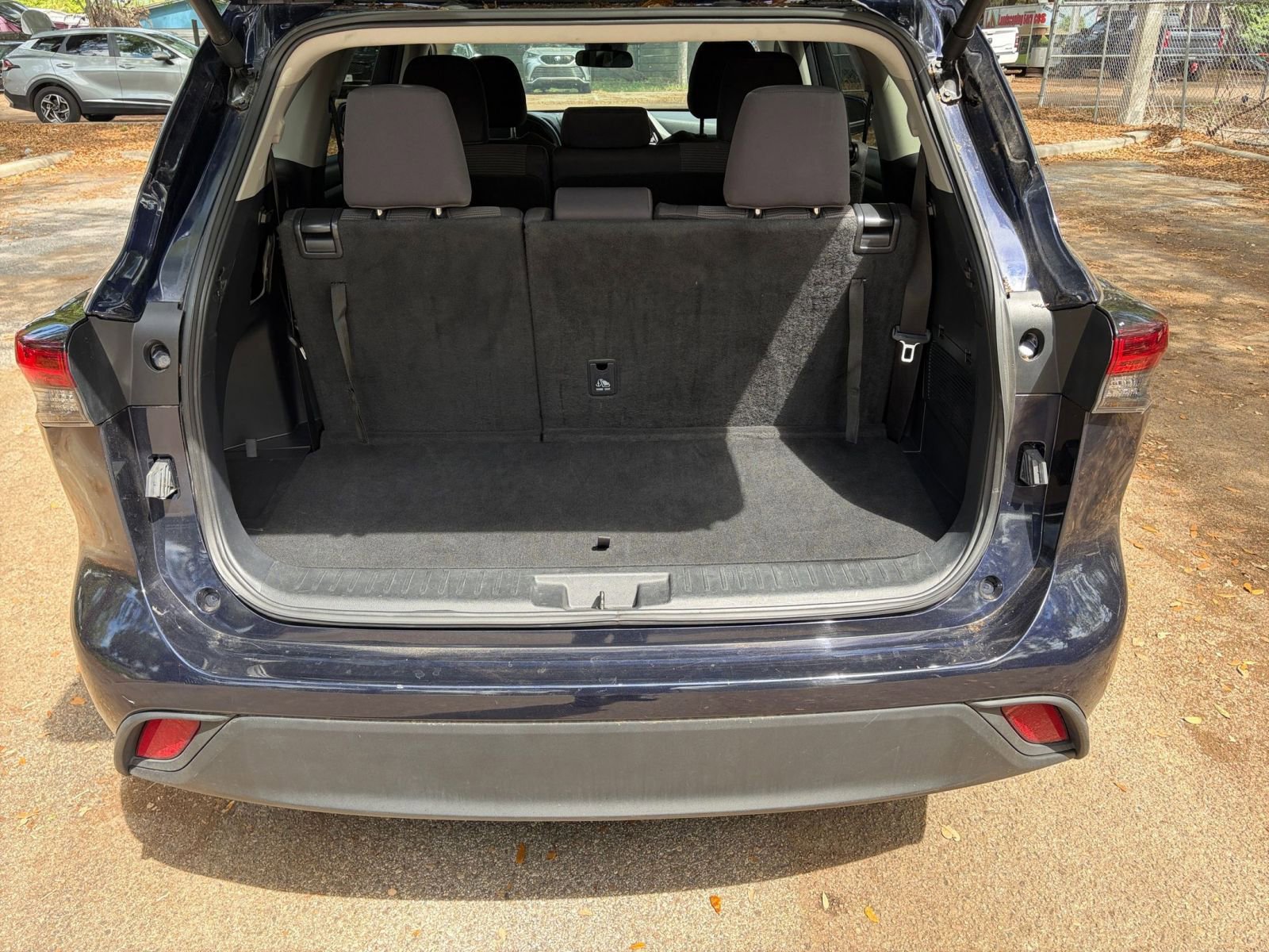 Used 2025 Toyota Highlander LE image 32