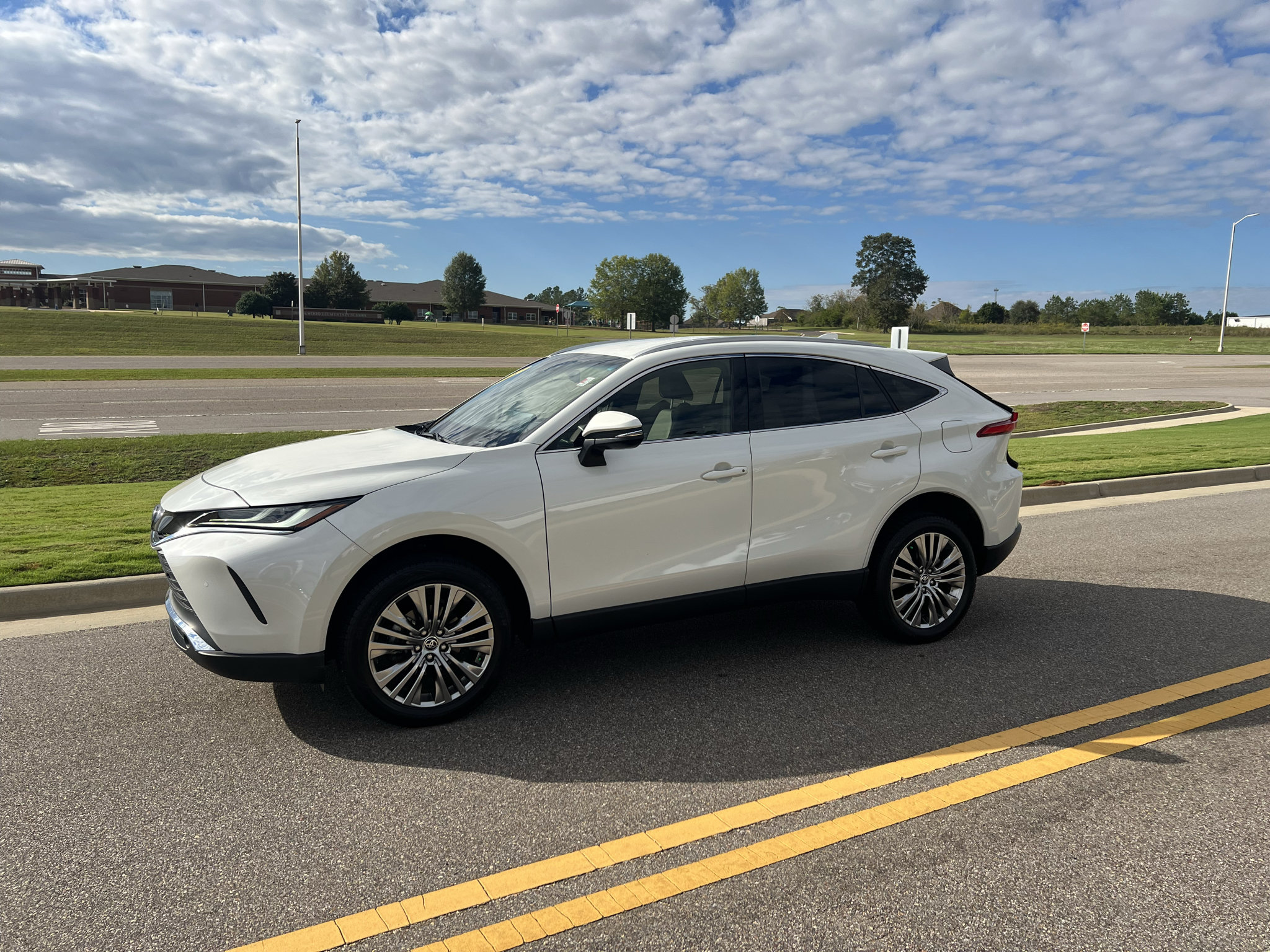 Used 2022 Toyota Venza XLE AWD/4WD image 10