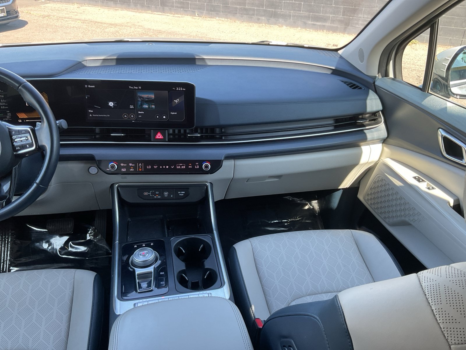 Used 2025 Kia Carnival EX FWD image 16