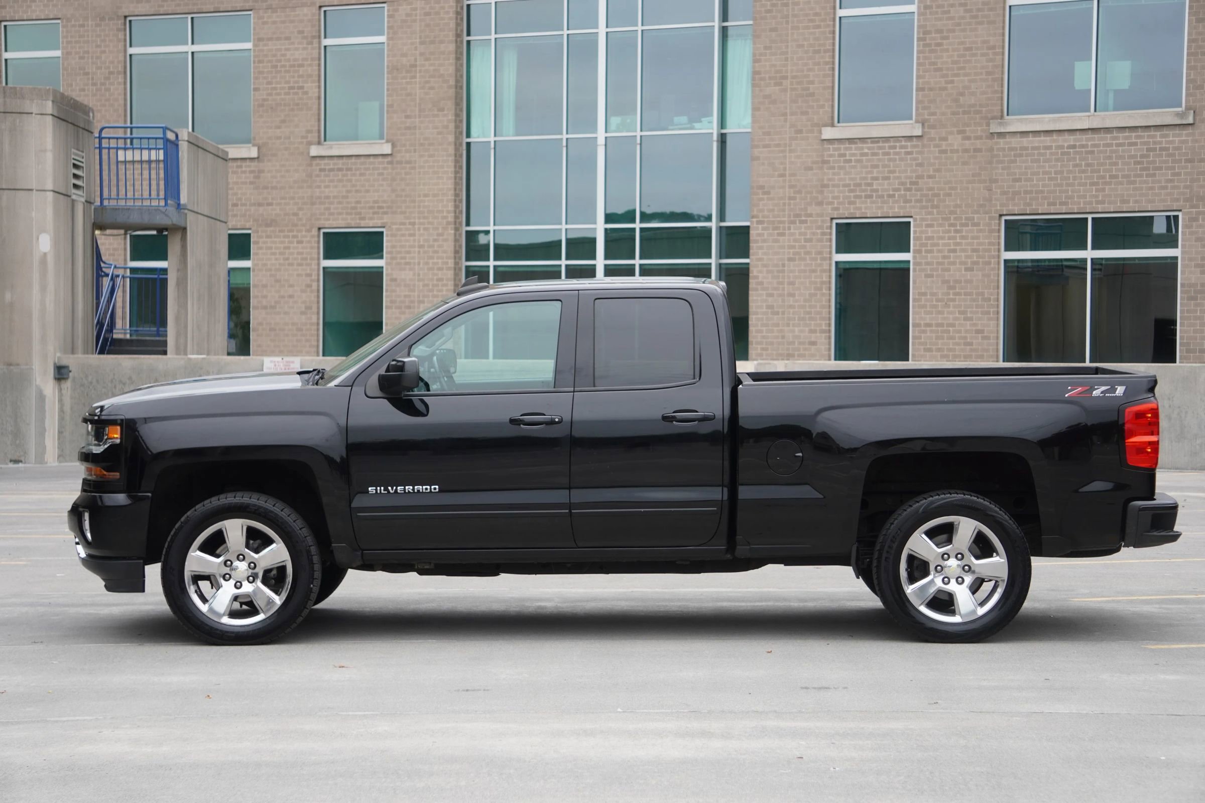 Used 2018 Chevrolet Silverado 1500 LT w/ All Star Edition image 19