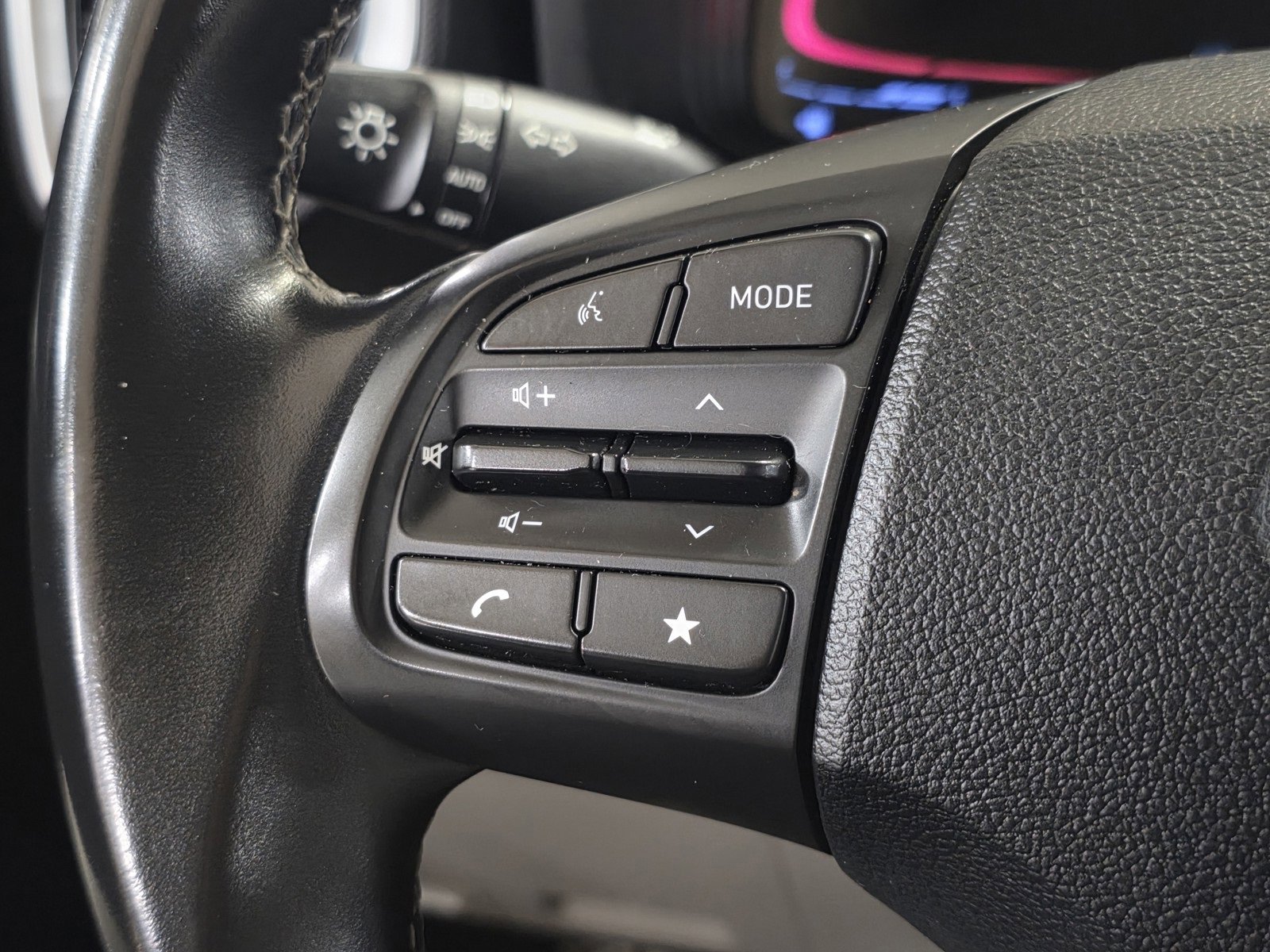 Certified 2023 Hyundai Venue SEL image 31