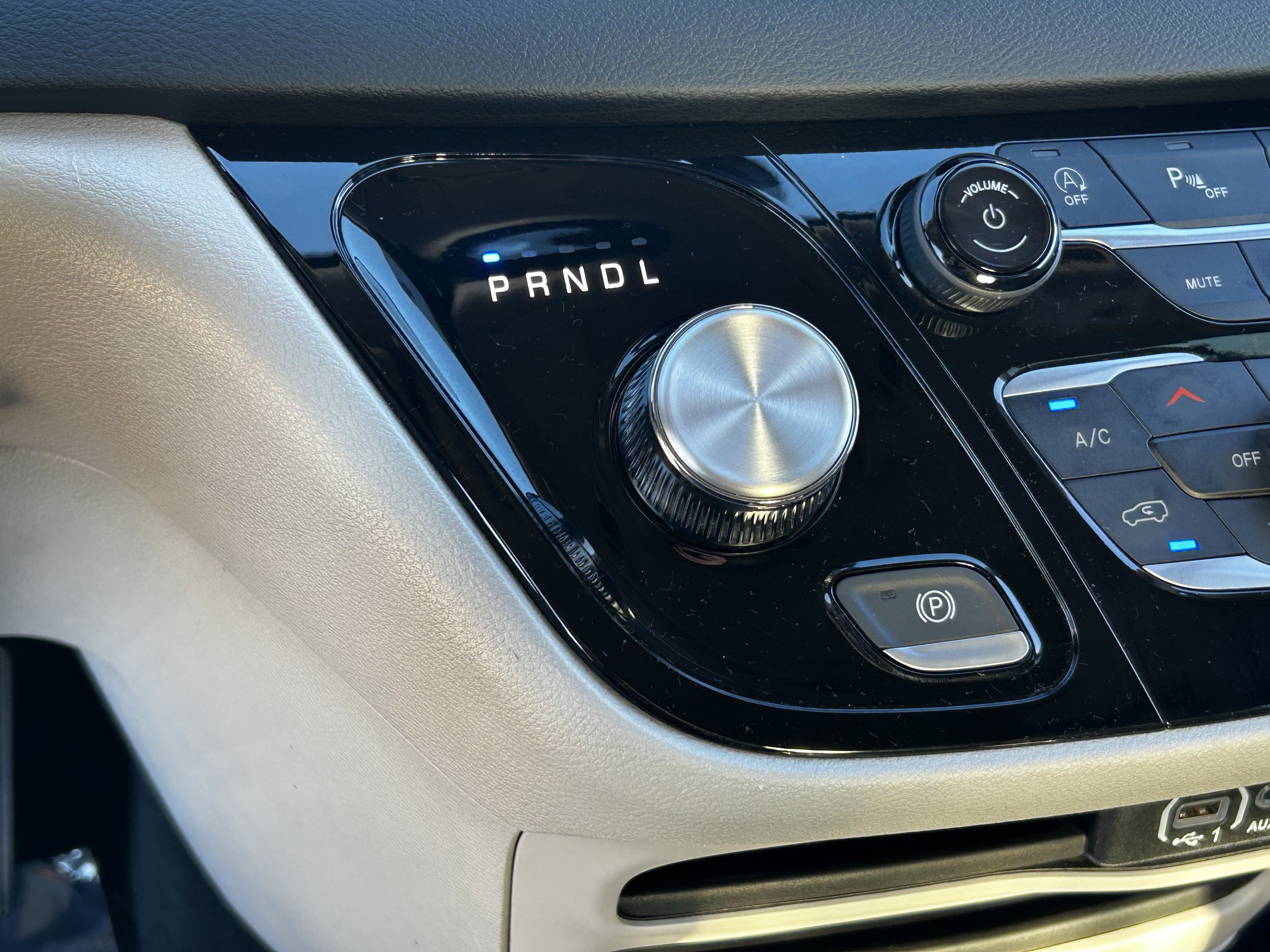 Certified 2024 Chrysler Pacifica Touring-L image 25