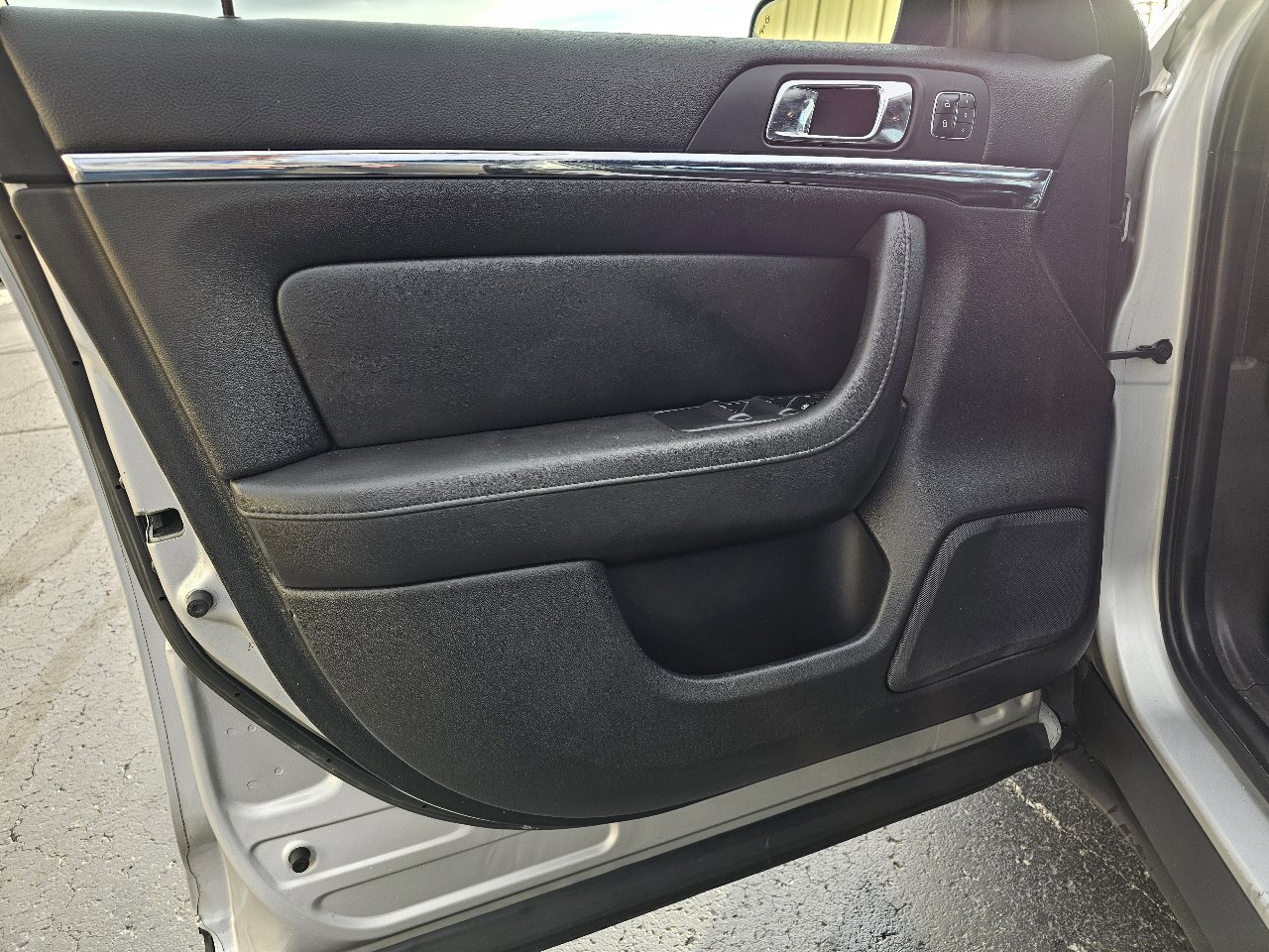 Used 2014 Lincoln MKS image 4