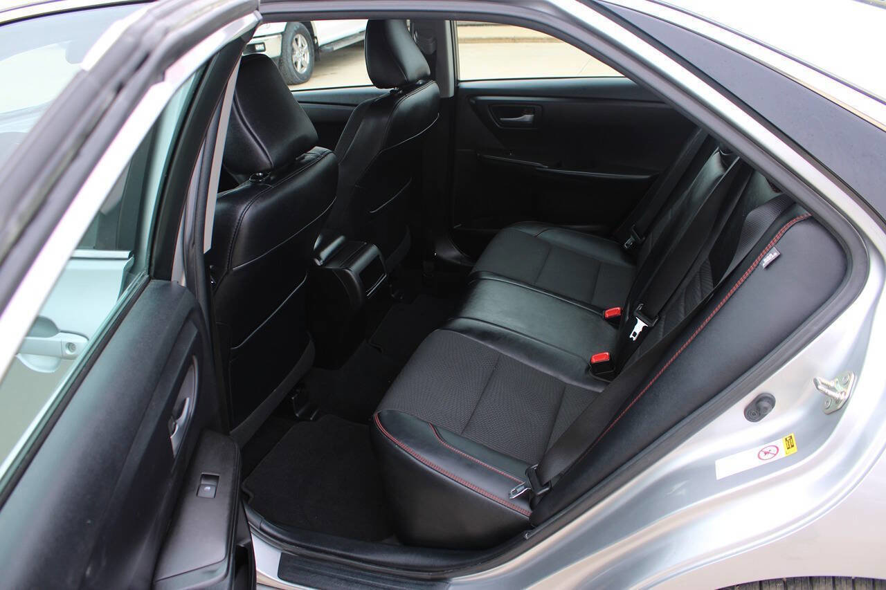 Used 2017 Toyota Camry SE w/ Moonroof Package FWD image 9