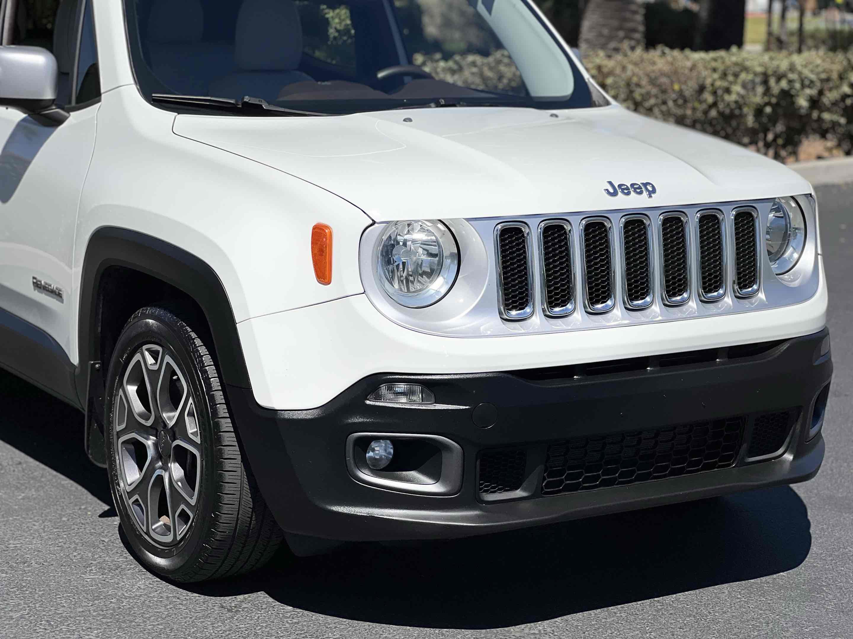 Used 2017 Jeep Renegade Limited FWD image 38
