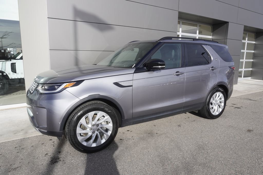Used 2025 Land Rover Discovery S image 3