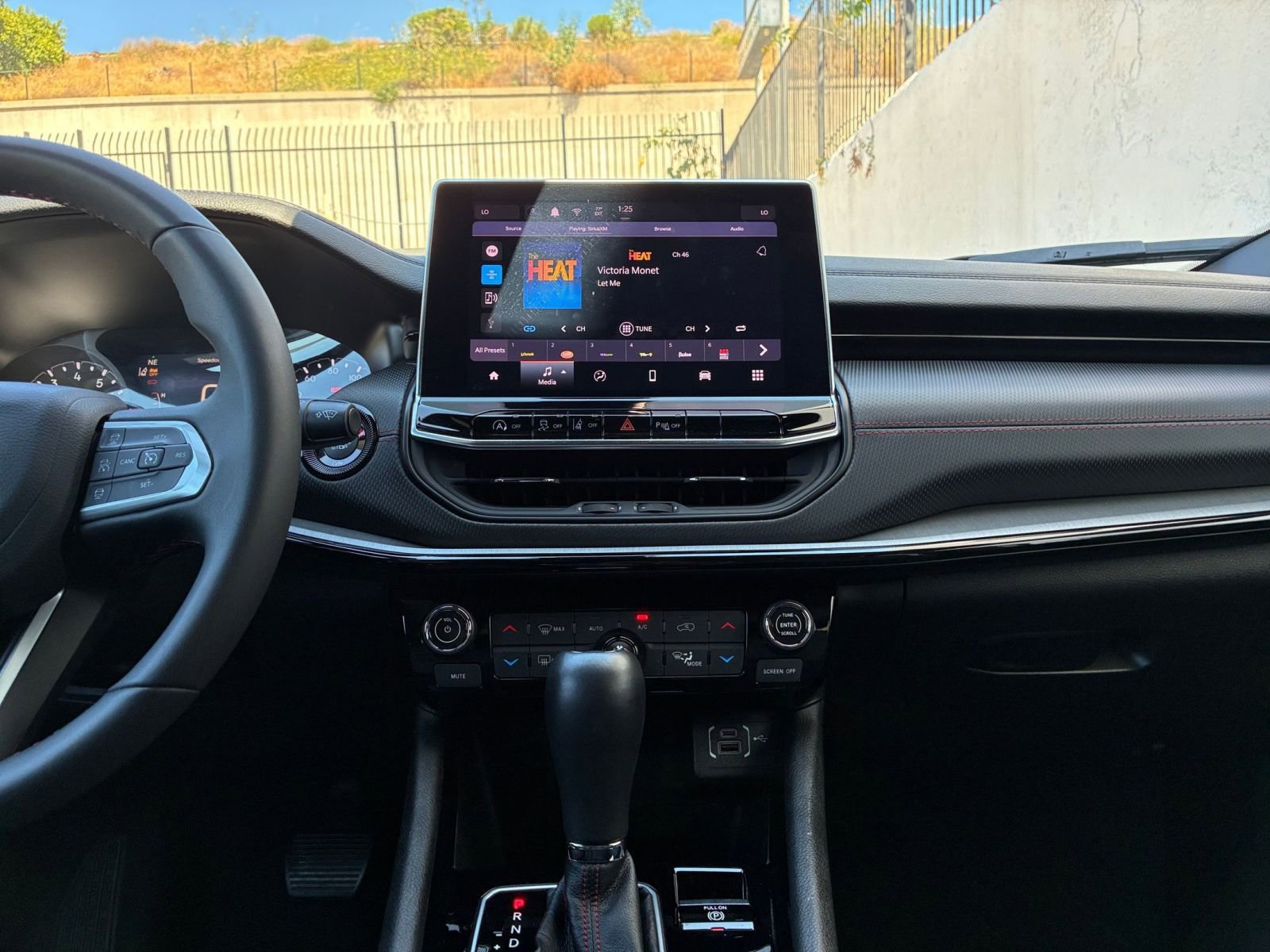 Used 2025 Jeep Compass Trailhawk image 17