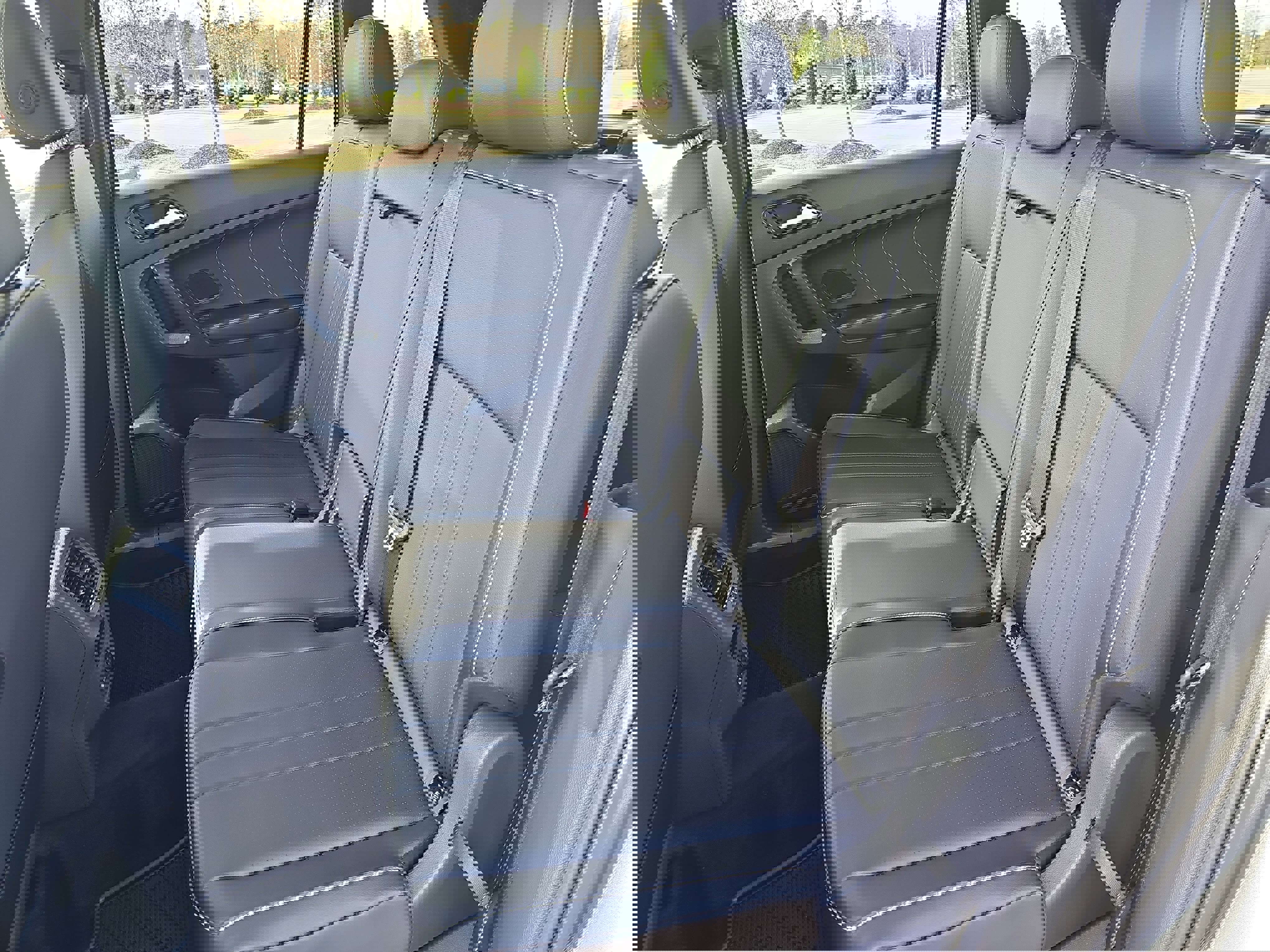 Used 2024 Volkswagen Tiguan SE R-Line image 15