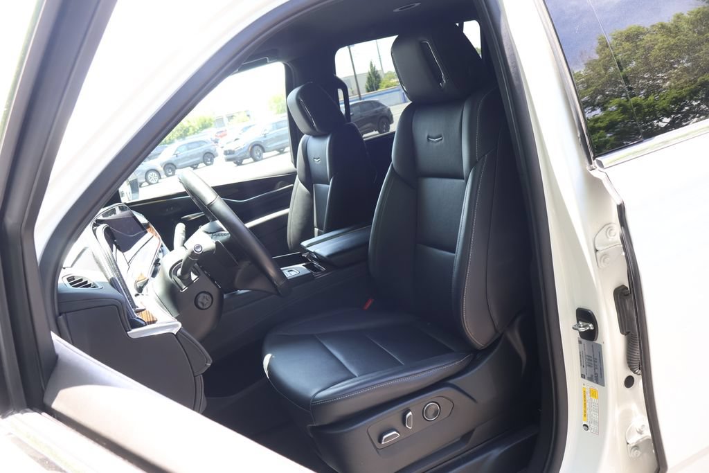 Certified 2022 Cadillac Escalade ESV Luxury w/ LPO, Illumination Package AWD/4WD image 36