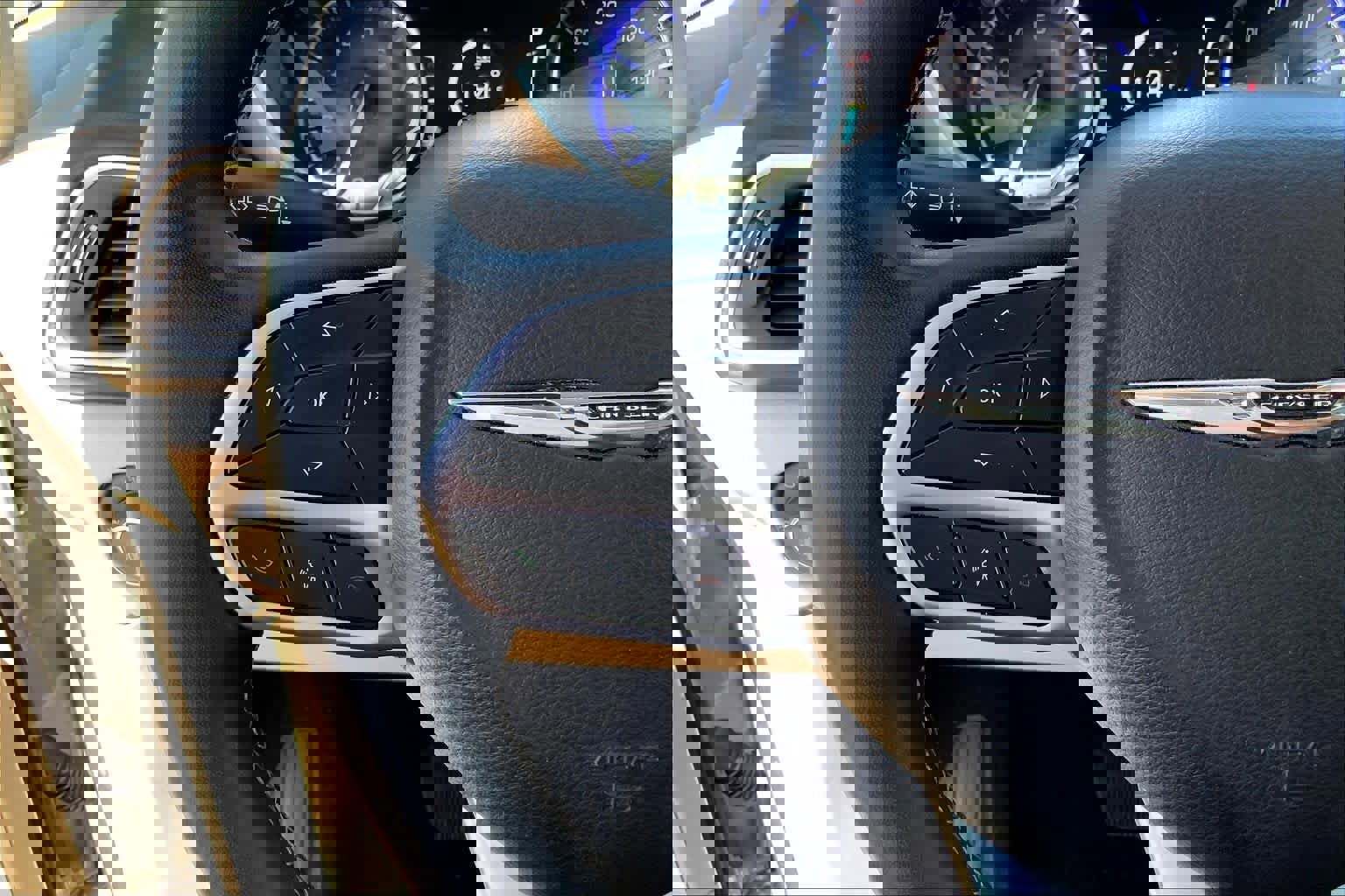 Used 2024 Chrysler Pacifica Touring-L FWD image 24