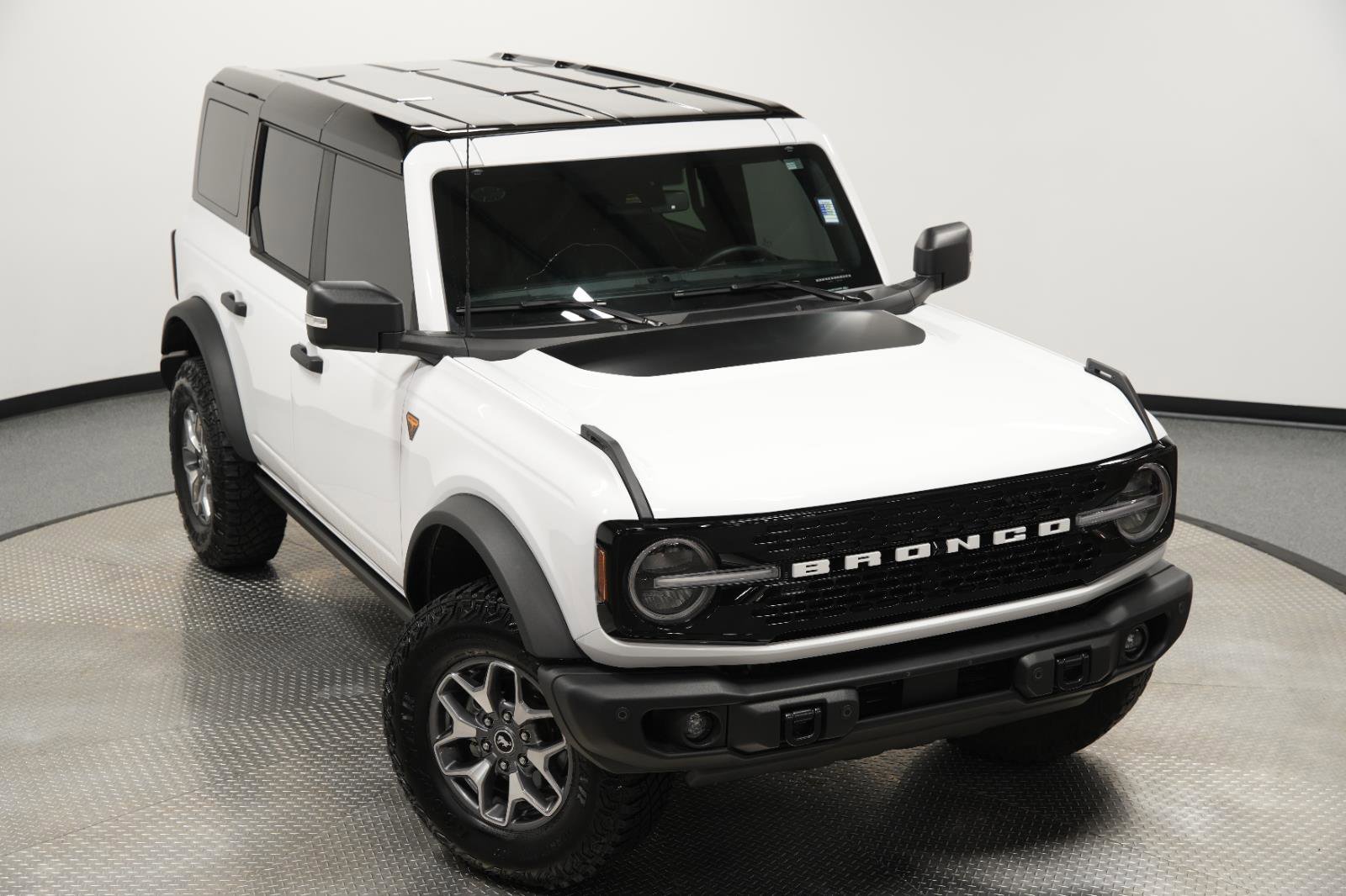 Used 2025 Ford Bronco Badlands image 48