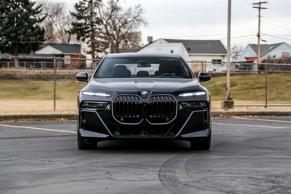 Used 2025 BMW 760i xDrive w/ Executive Package AWD/4WD image 8