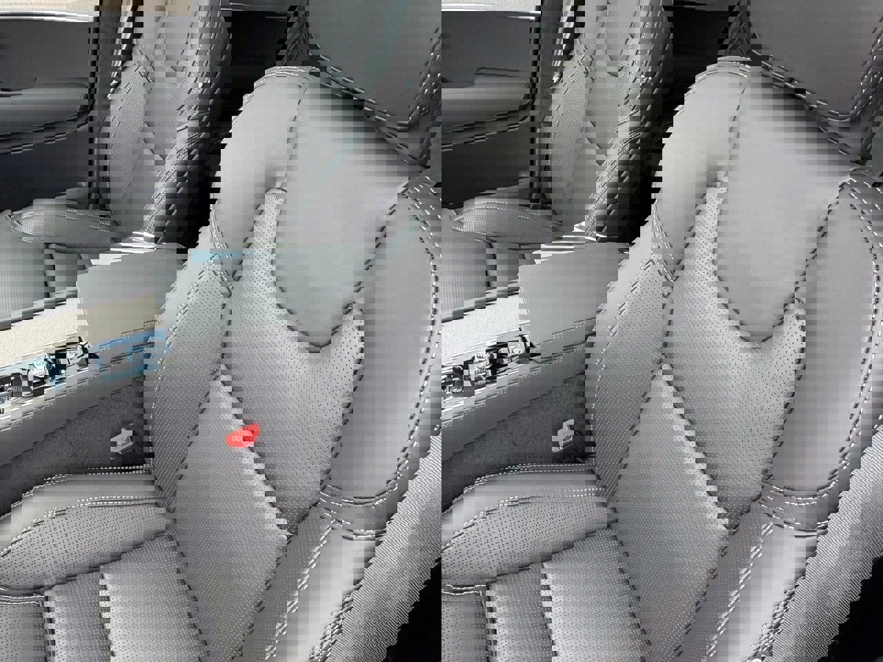 New 2026 Volvo XC90 B6 Ultra w/ Lounge Package image 18