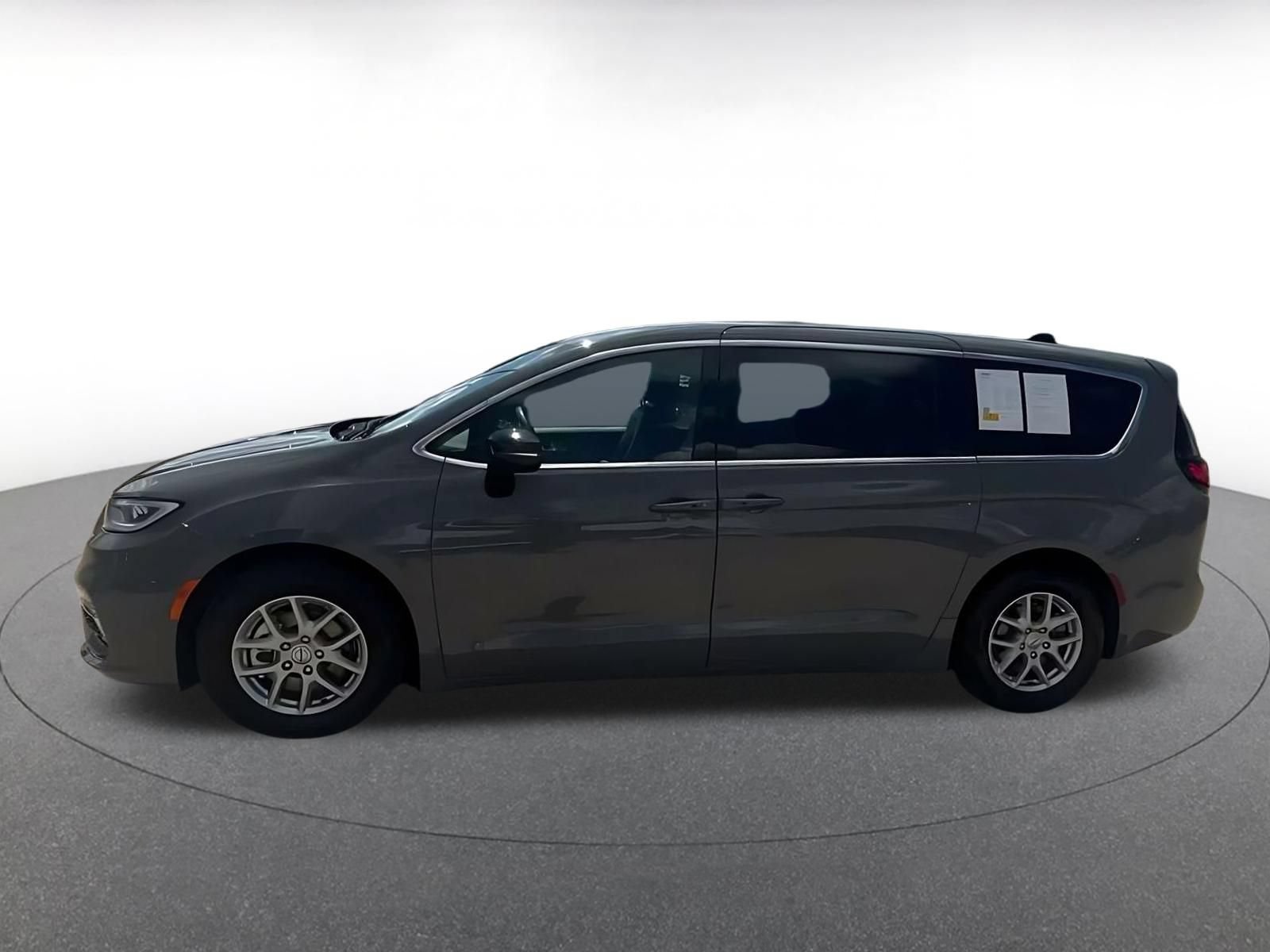Used 2025 Chrysler Pacifica Select FWD image 7