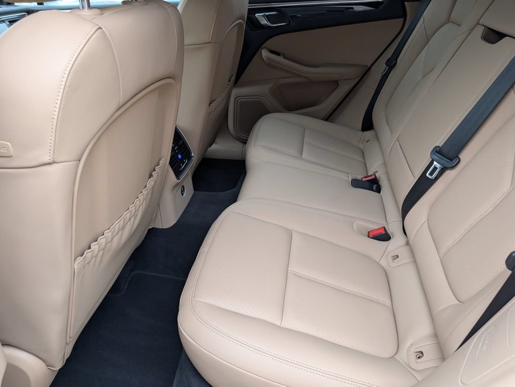 Certified 2025 Porsche Macan AWD/4WD image 26