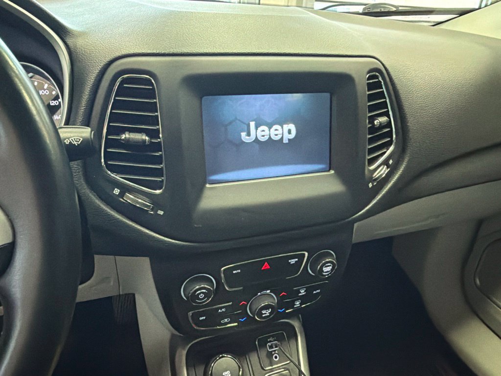 Used 2019 Jeep Compass Latitude w/ Popular Equipment Group AWD/4WD image 4