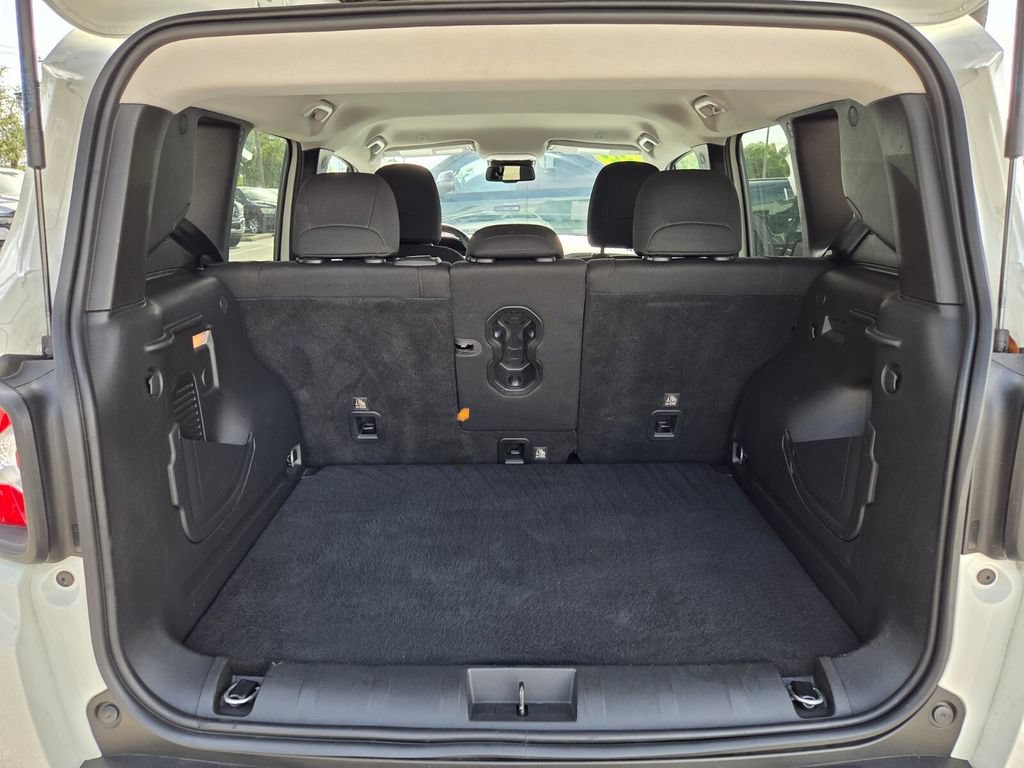 Certified 2022 Jeep Renegade Latitude w/ Convenience Group AWD/4WD image 9