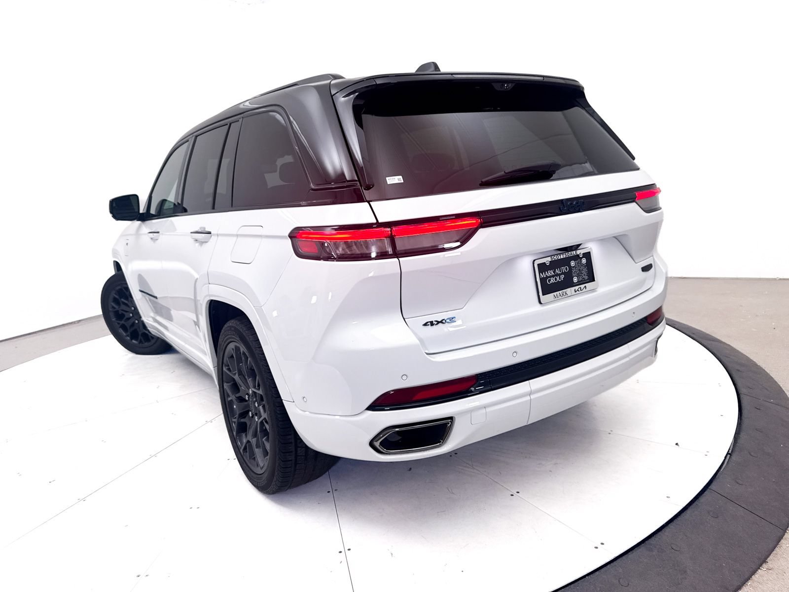 Used 2023 Jeep Grand Cherokee Summit AWD/4WD image 9
