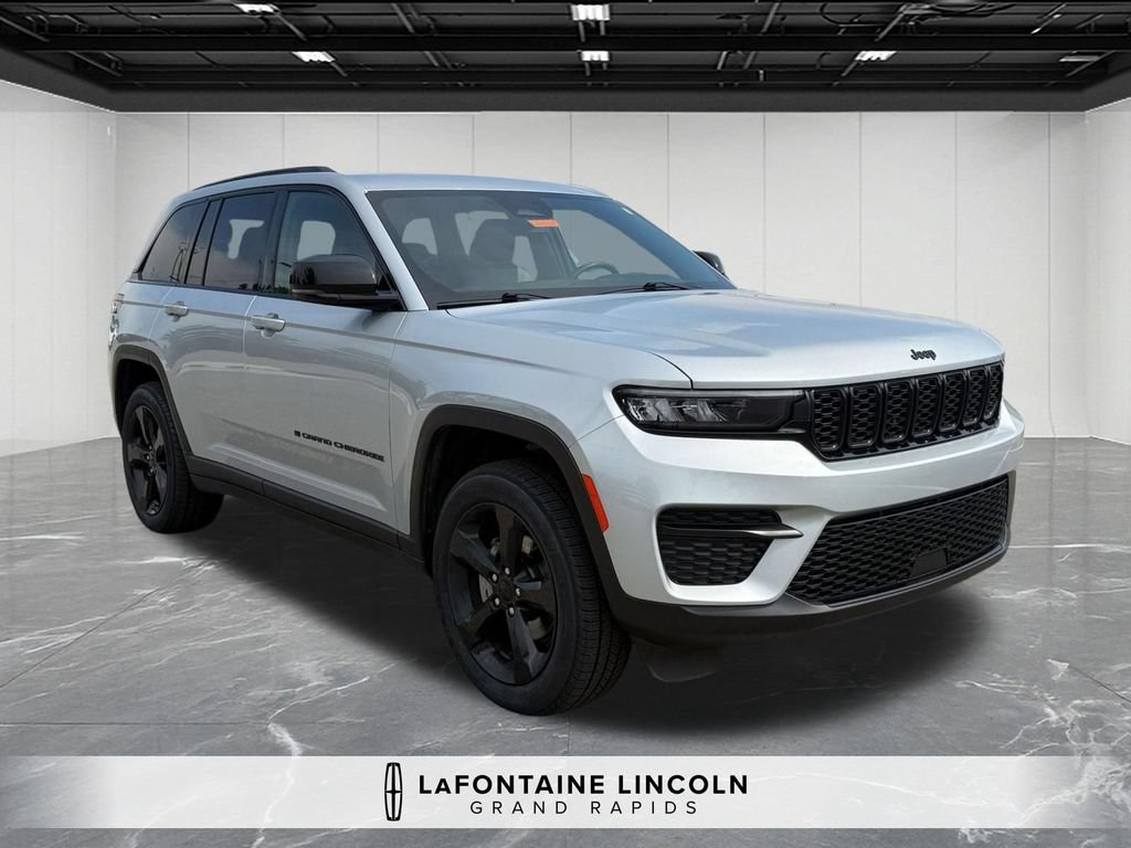 Used 2023 Jeep Grand Cherokee Altitude AWD/4WD image 7