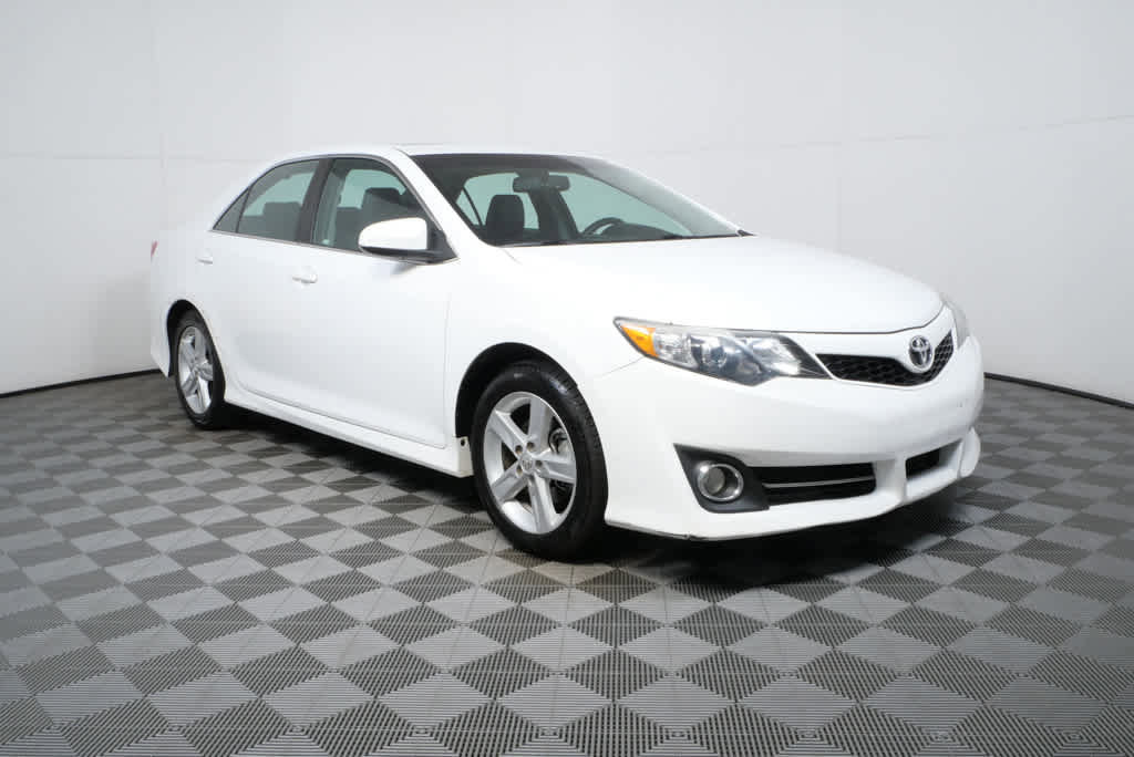 Used 2014 Toyota Camry SE w/ Leather Package image 1