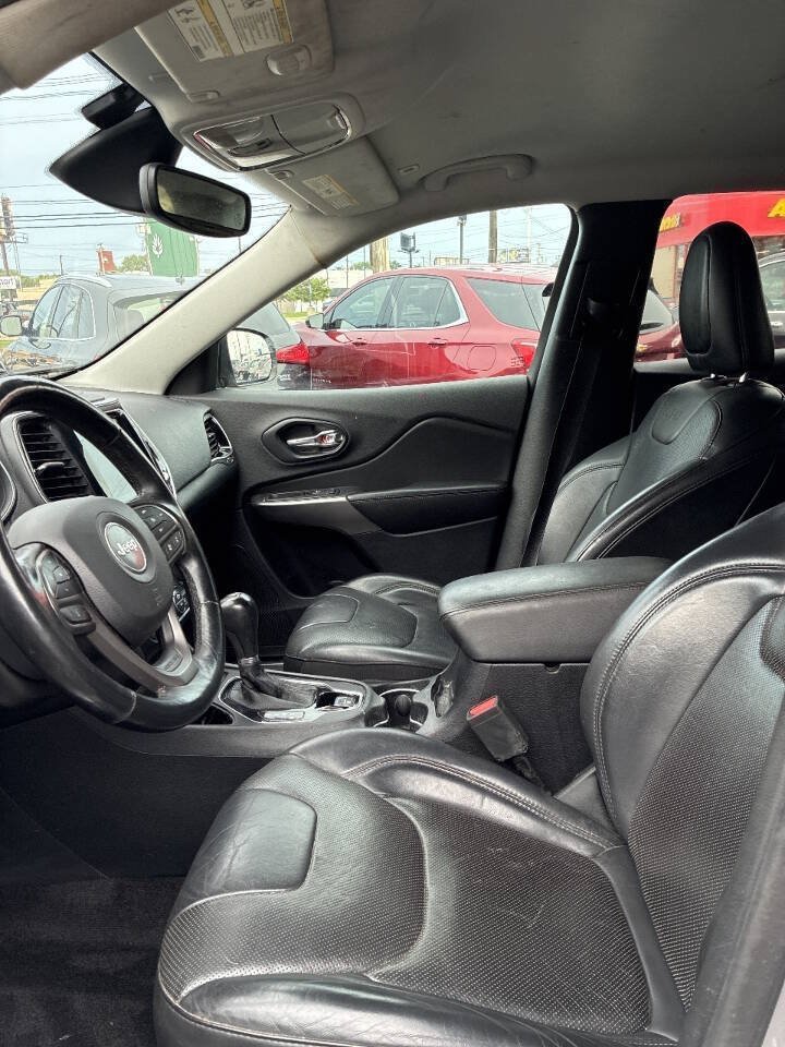 Used 2019 Jeep Cherokee Limited w/ Luxury Group FWD image 11
