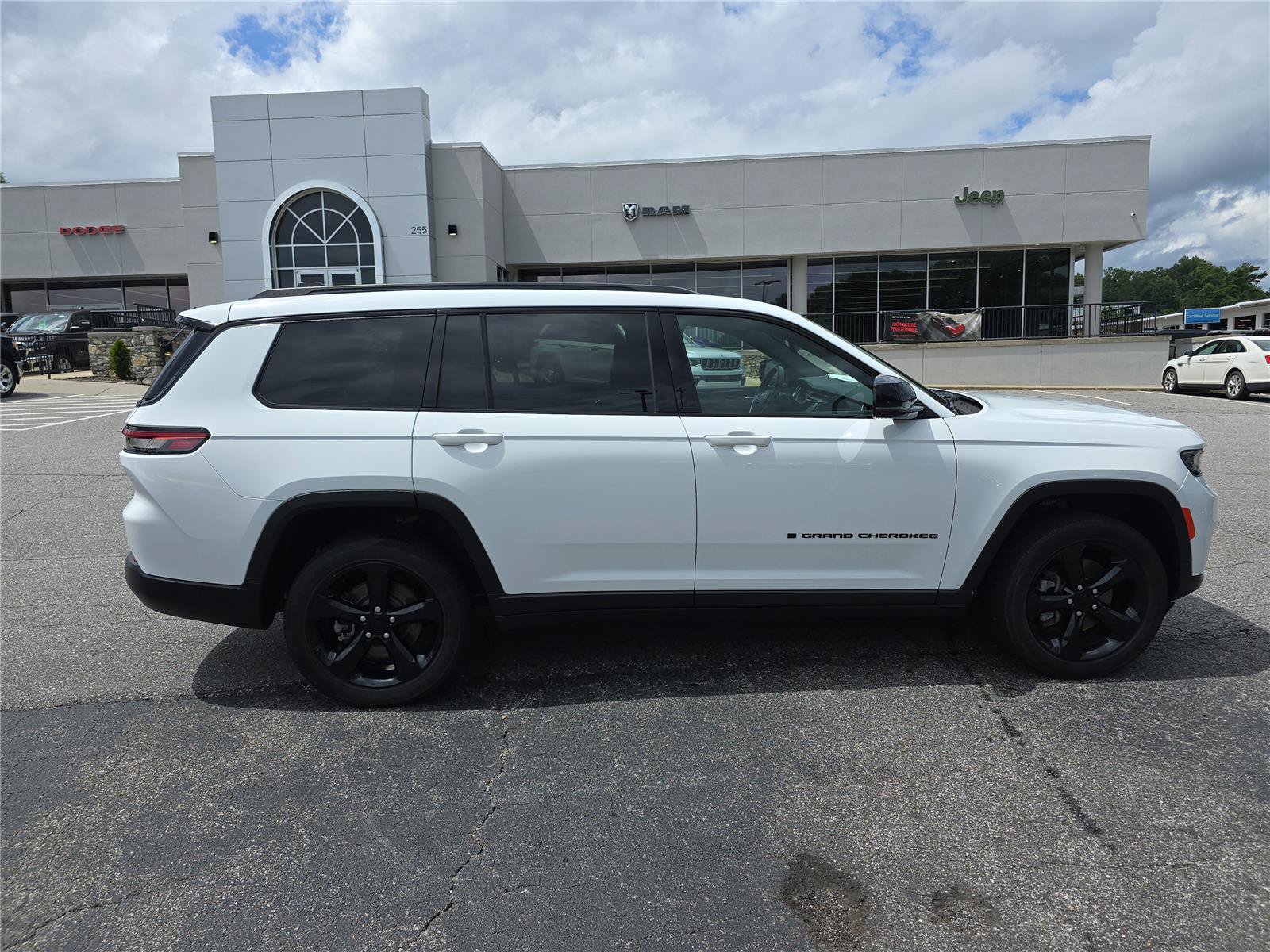 Used 2022 Jeep Grand Cherokee L Laredo AWD/4WD image 2