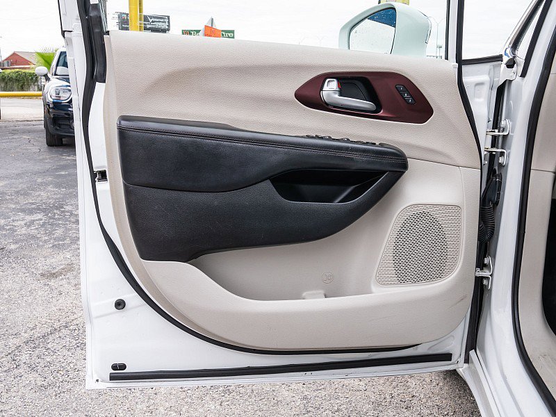 Used 2020 Chrysler Pacifica Limited image 10