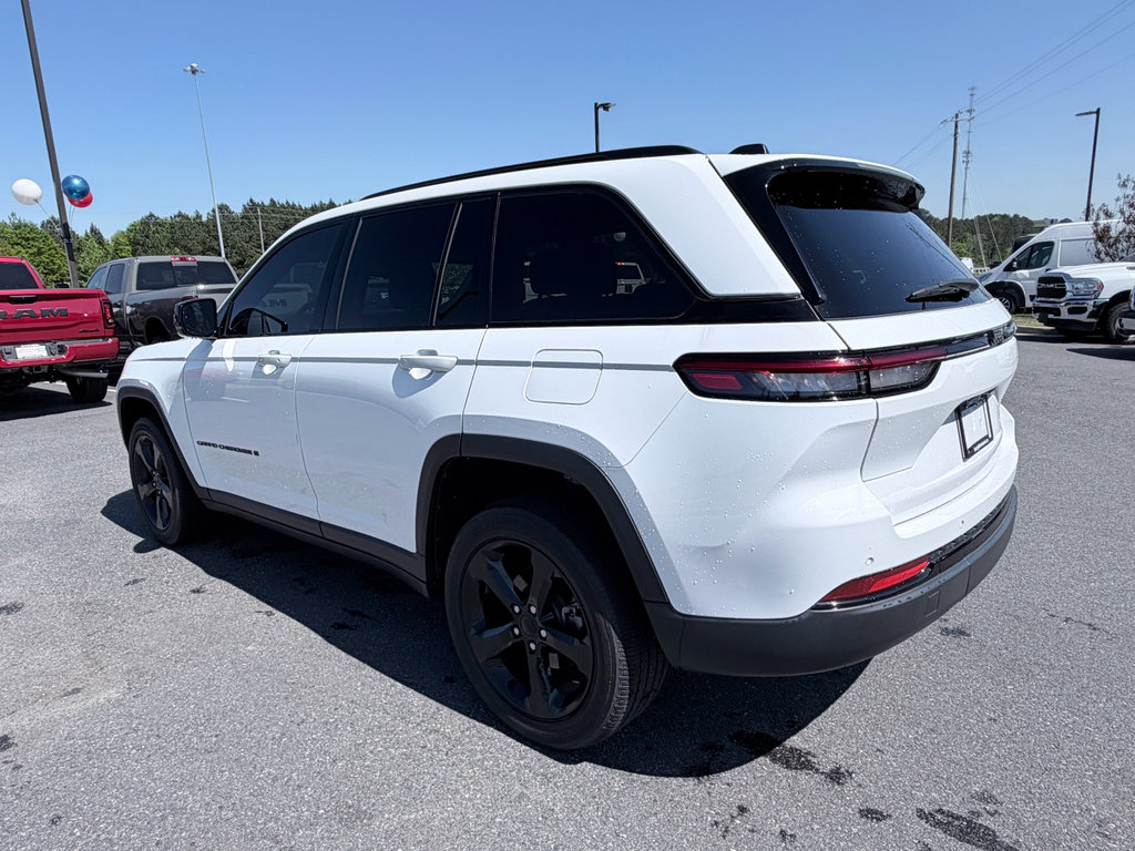 Used 2023 Jeep Grand Cherokee Altitude RWD image 7