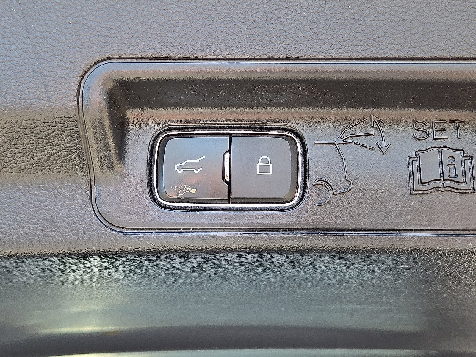Used 2021 Ford Explorer XLT w/ Equipment Group 202A AWD/4WD image 15