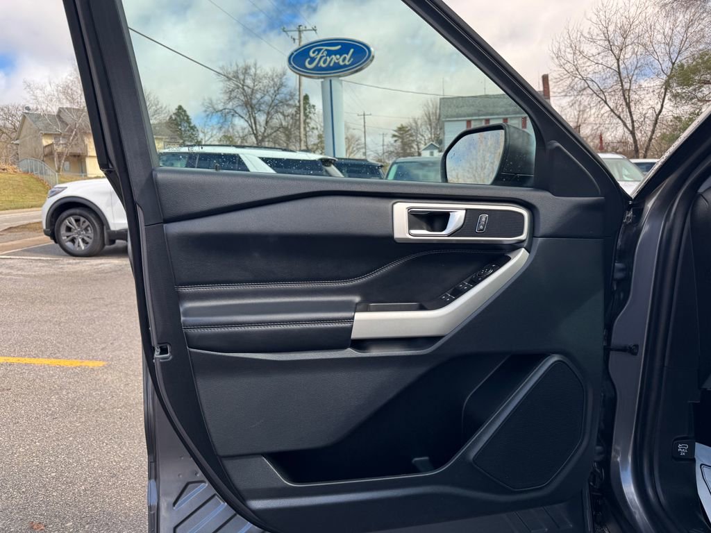 Used 2022 Ford Explorer XLT image 14
