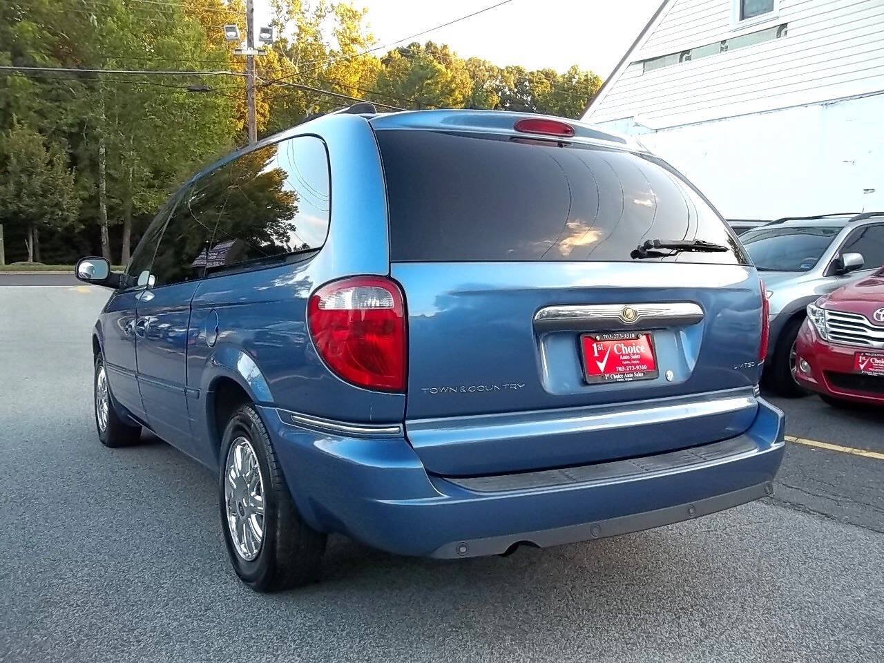 Used 2007 Chrysler Town & Country Limited FWD image 3