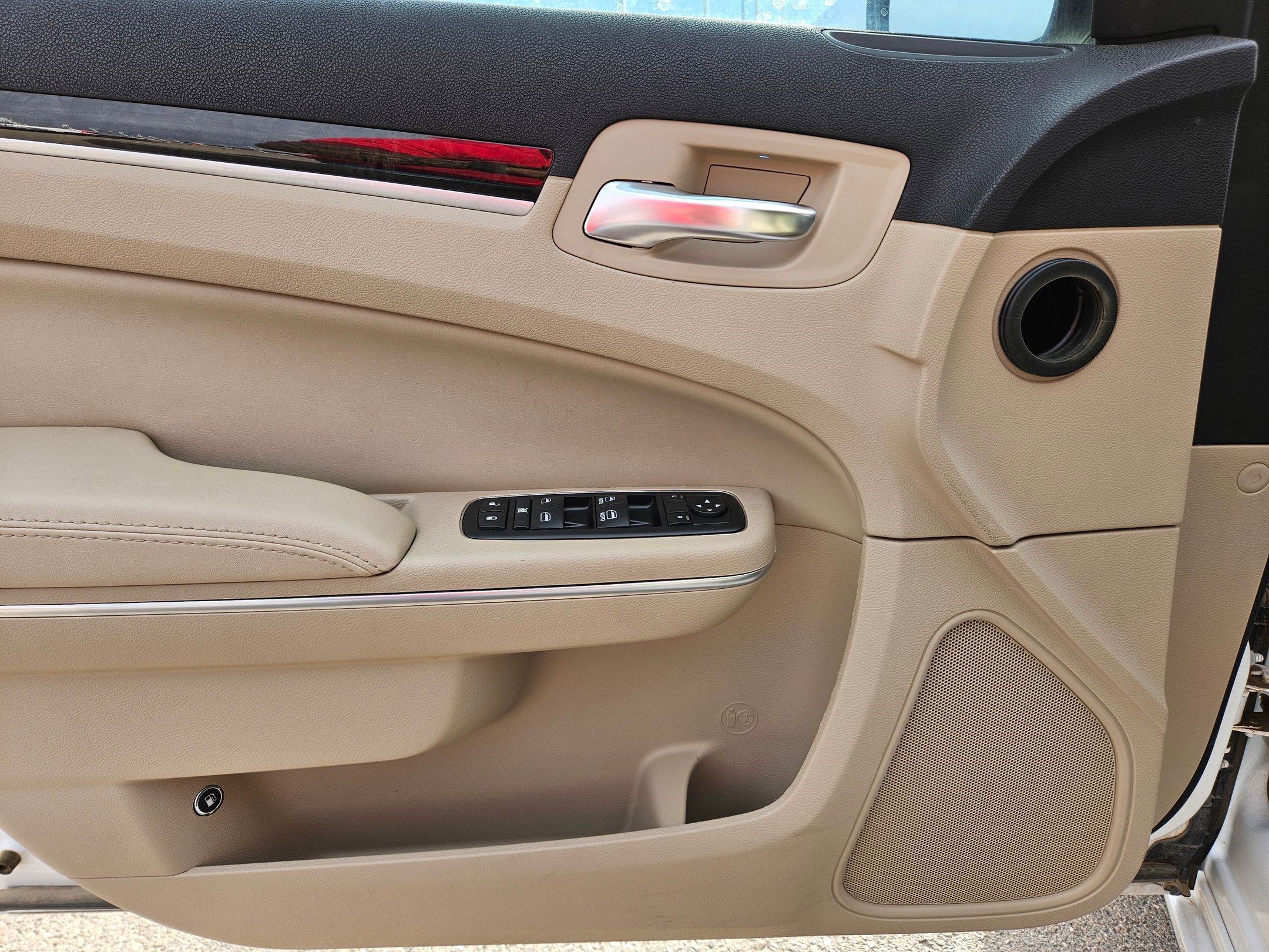 Used 2013 Chrysler 300 w/ Driver Convenience Group image 12