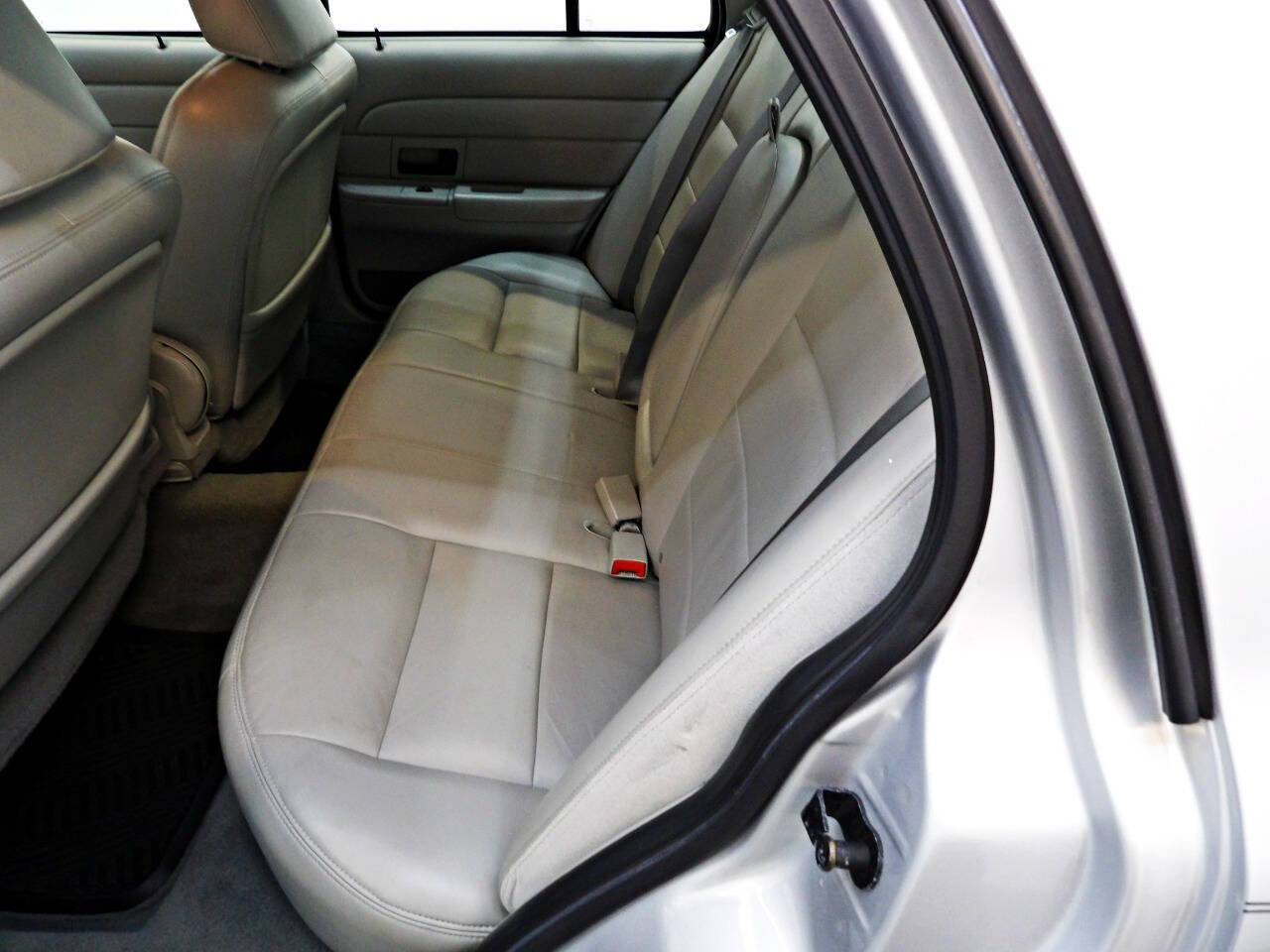 Used 2003 Ford Crown Victoria LX RWD image 10