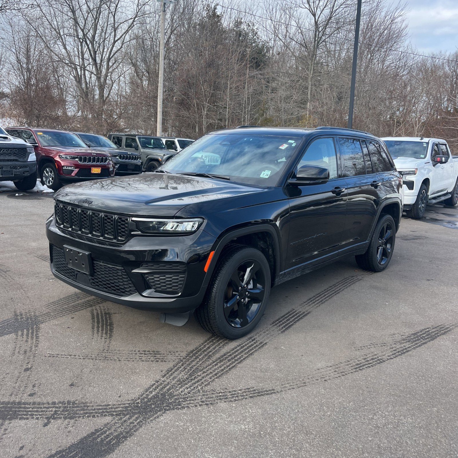 Used 2023 Jeep Grand Cherokee Altitude image 1
