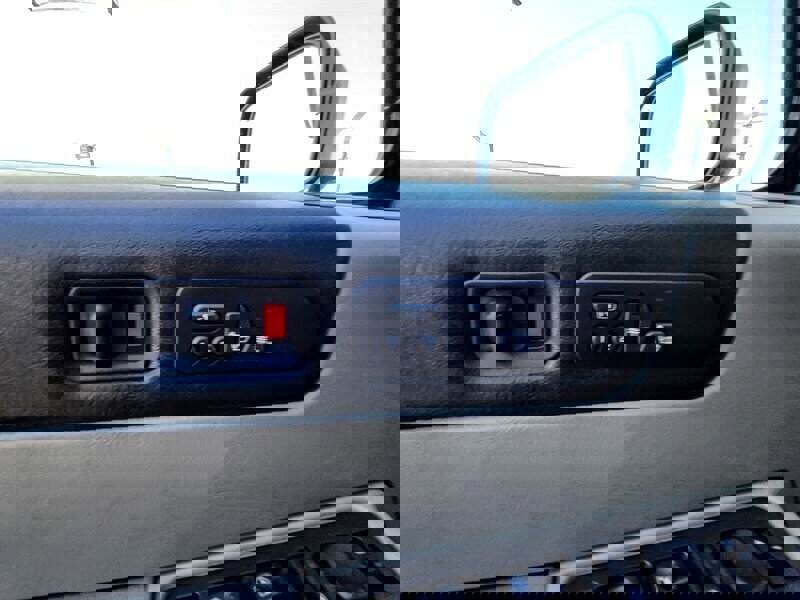 Used 2003 HUMMER H2 w/ Preferred Equipment Group image 28