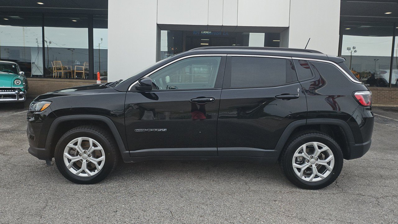 Used 2024 Jeep Compass Latitude AWD/4WD image 3