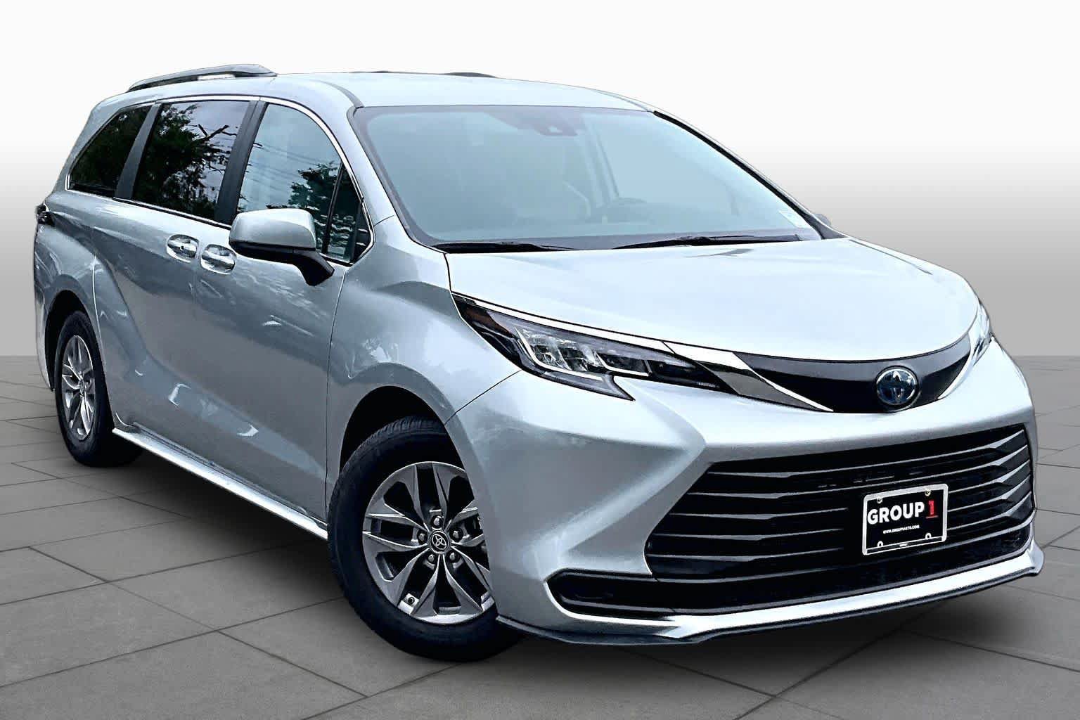 Used 2023 Toyota Sienna LE AWD/4WD image 3