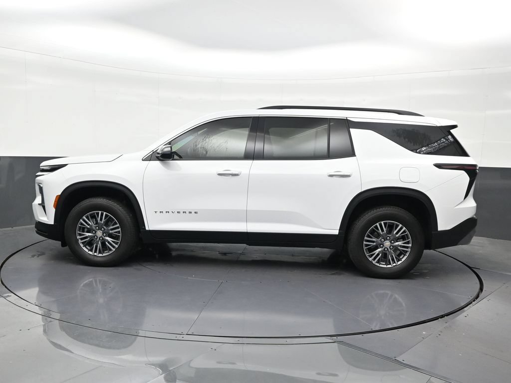 Used 2026 Chevrolet Traverse LT FWD image 2