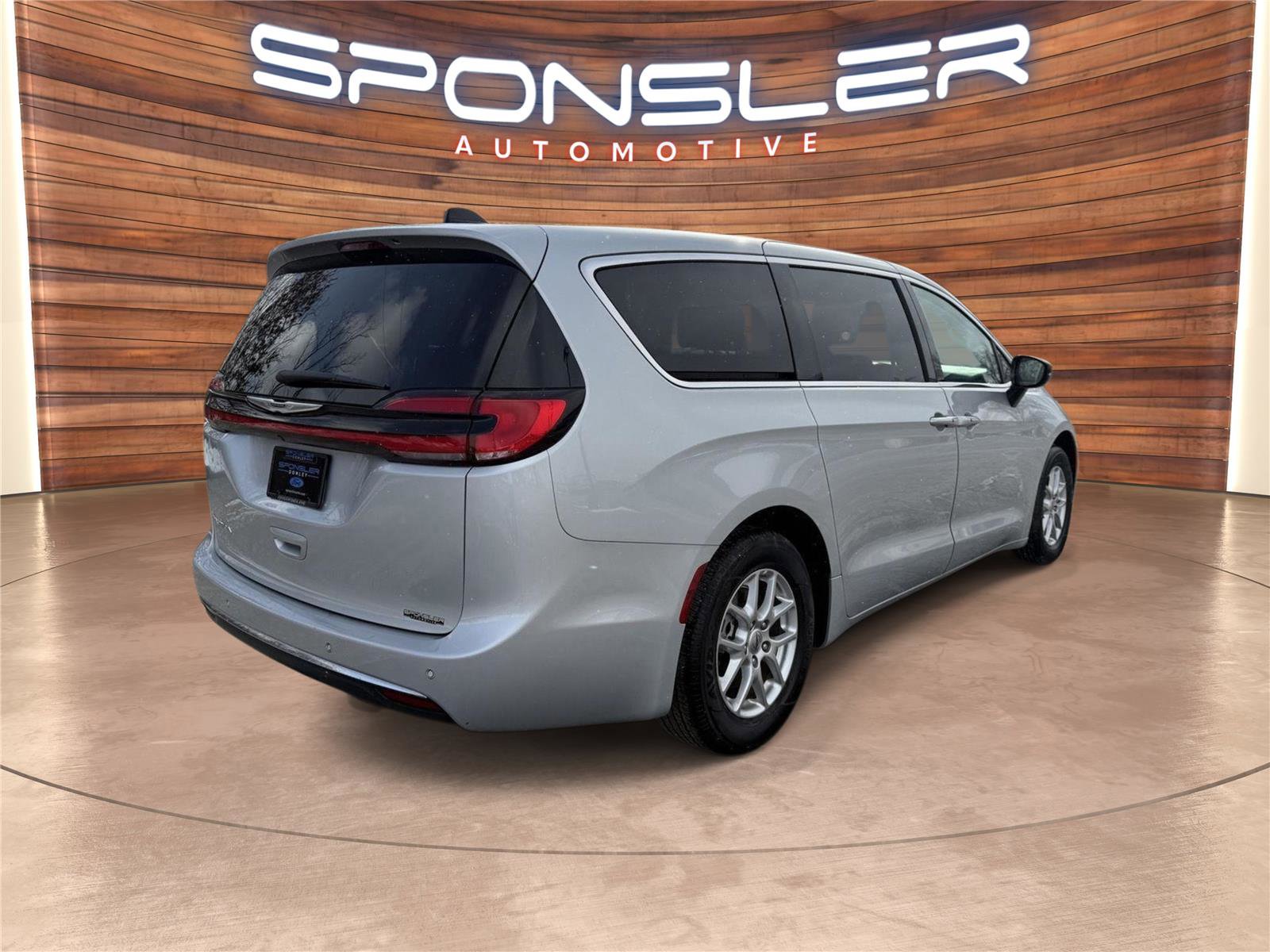 Used 2024 Chrysler Pacifica Touring-L image 5