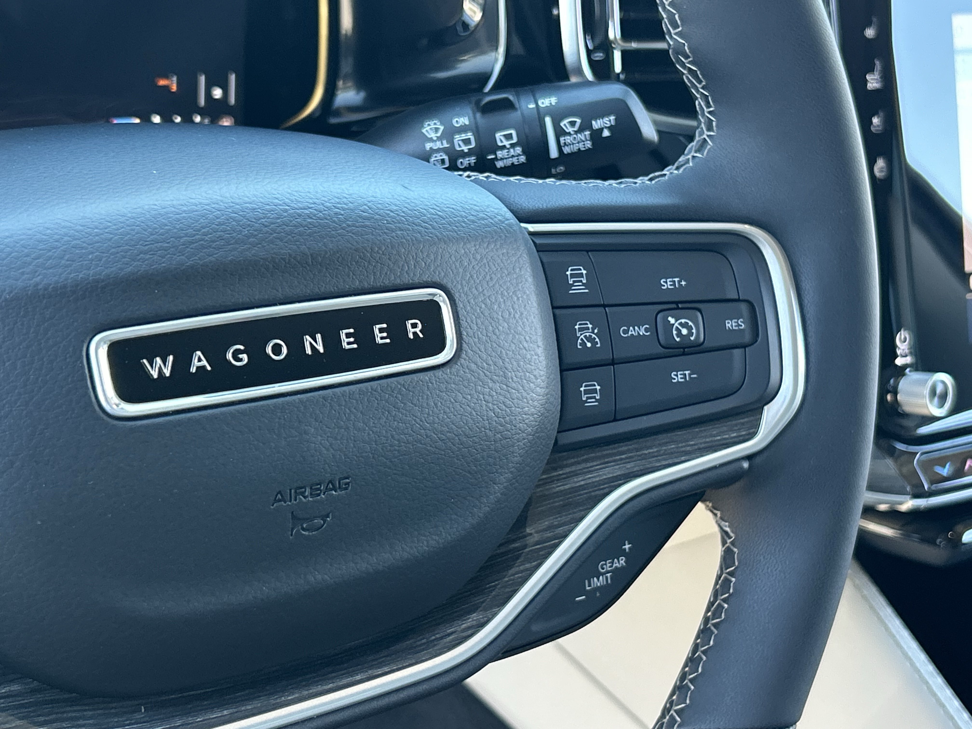 Used 2022 Jeep Wagoneer Series III w/ Premium Group I AWD/4WD image 26