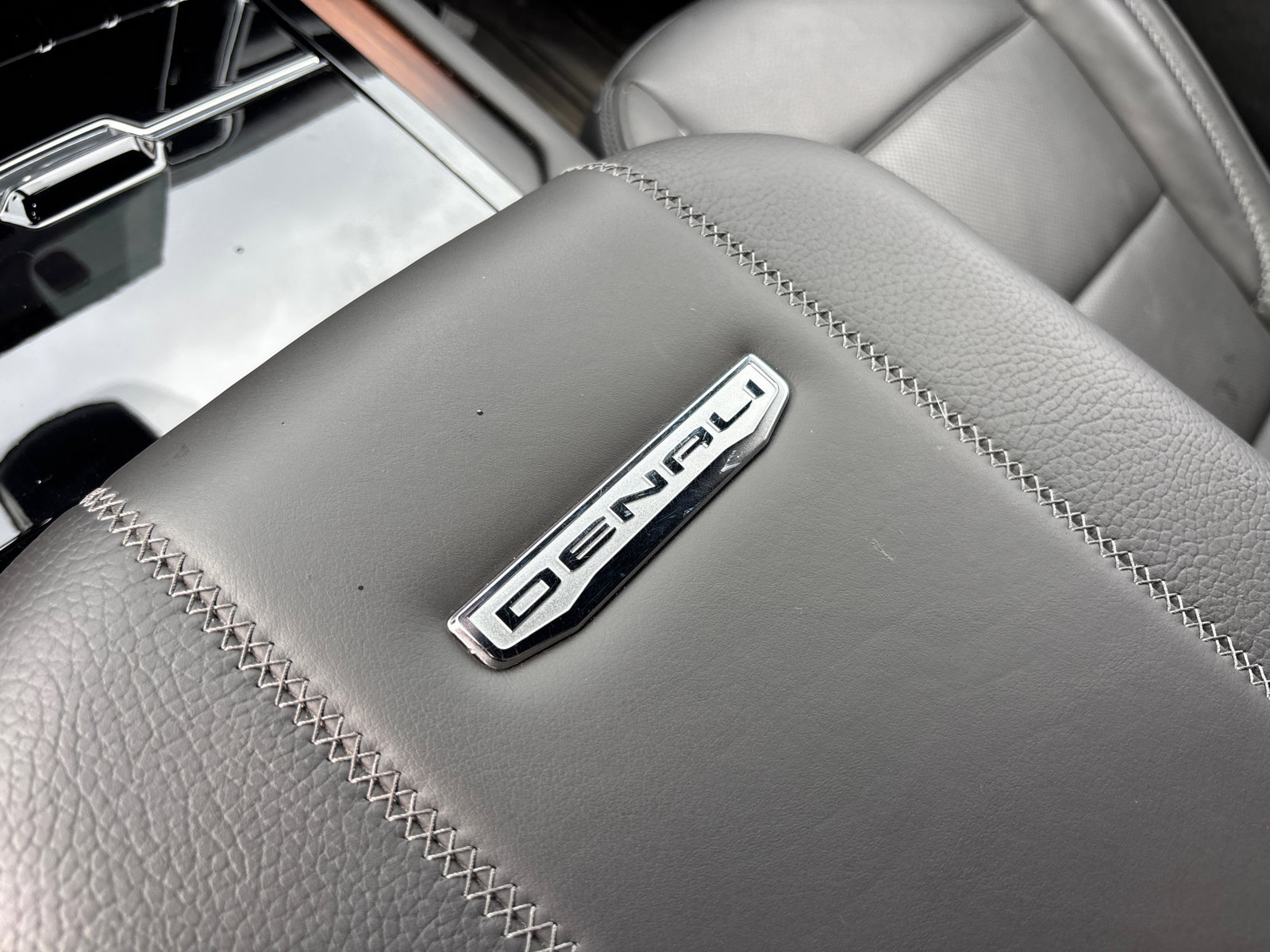 Used 2025 GMC Yukon Denali w/ LPO, Floor Liner Package AWD/4WD image 23