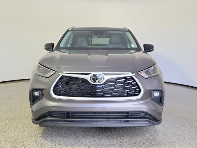 Used 2023 Toyota Highlander XLE FWD image 3