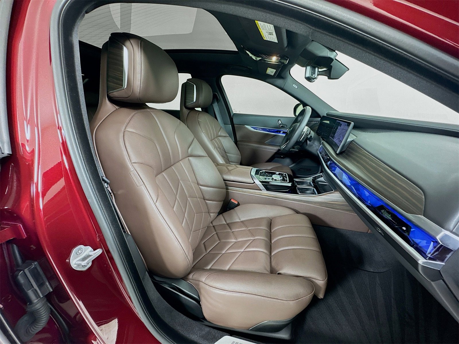 Used 2025 BMW 760i xDrive w/ Executive Package image 28