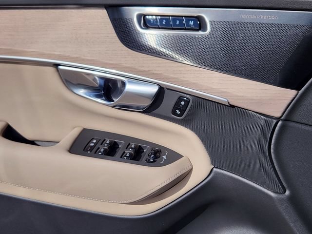 New 2026 Volvo XC90 T8 Plus w/ Protection Package Premier AWD/4WD image 9