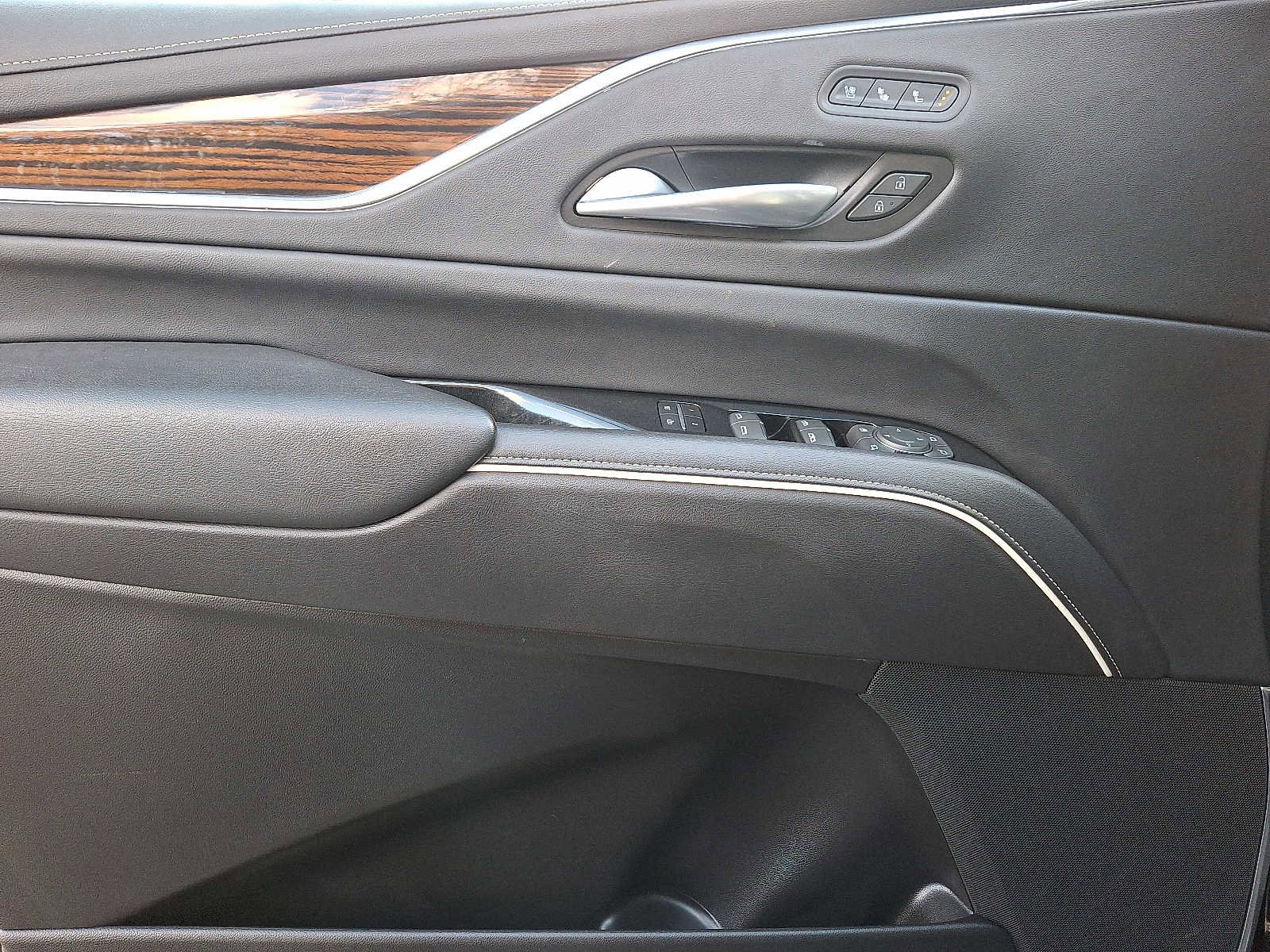 Used 2023 Cadillac Escalade Premium Luxury image 13